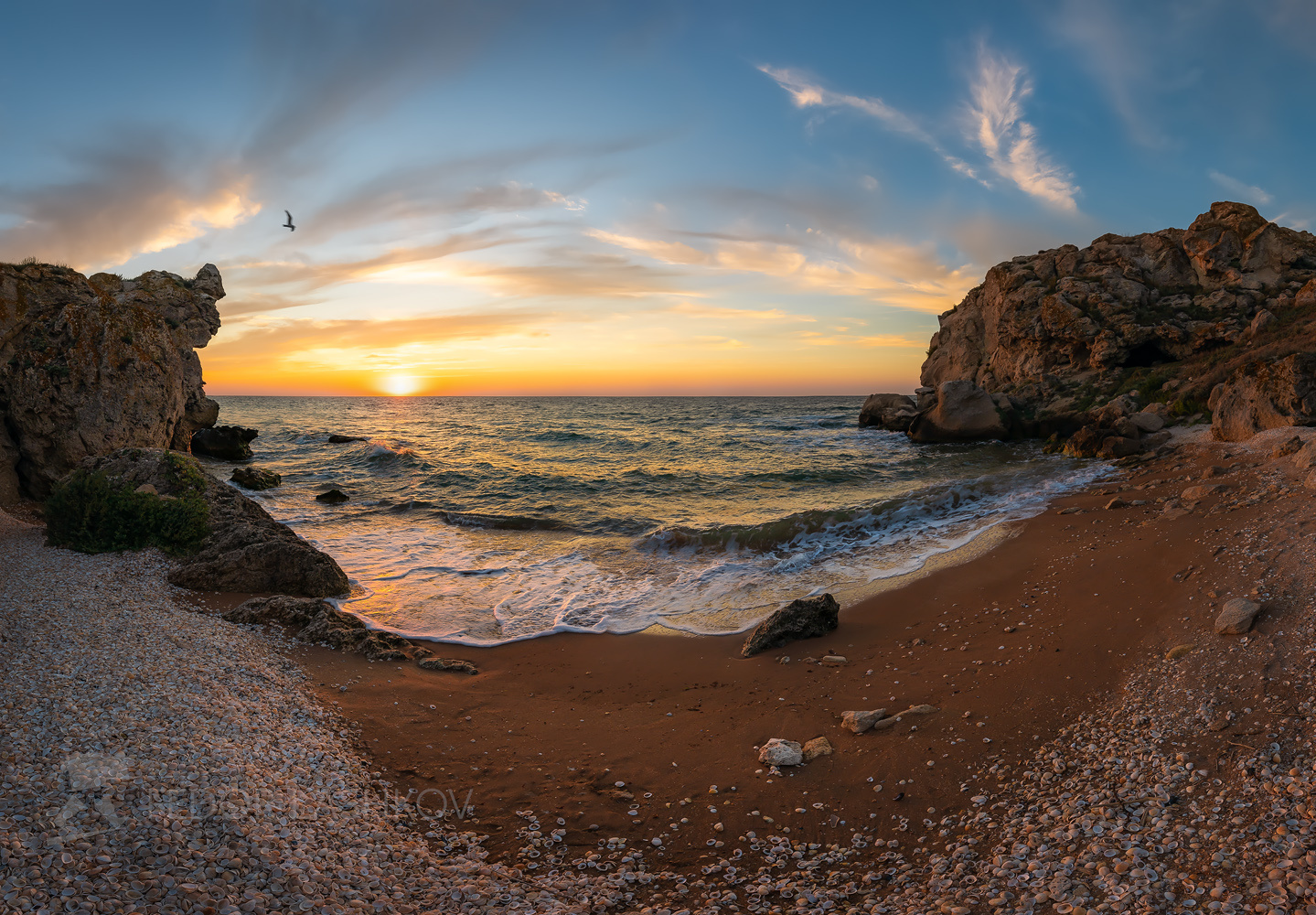 Азовское море Крым Азовское море закат небо яркое волны скалы обрыв скалистый берег бухта пляж камни облака путешествие туризм солнце