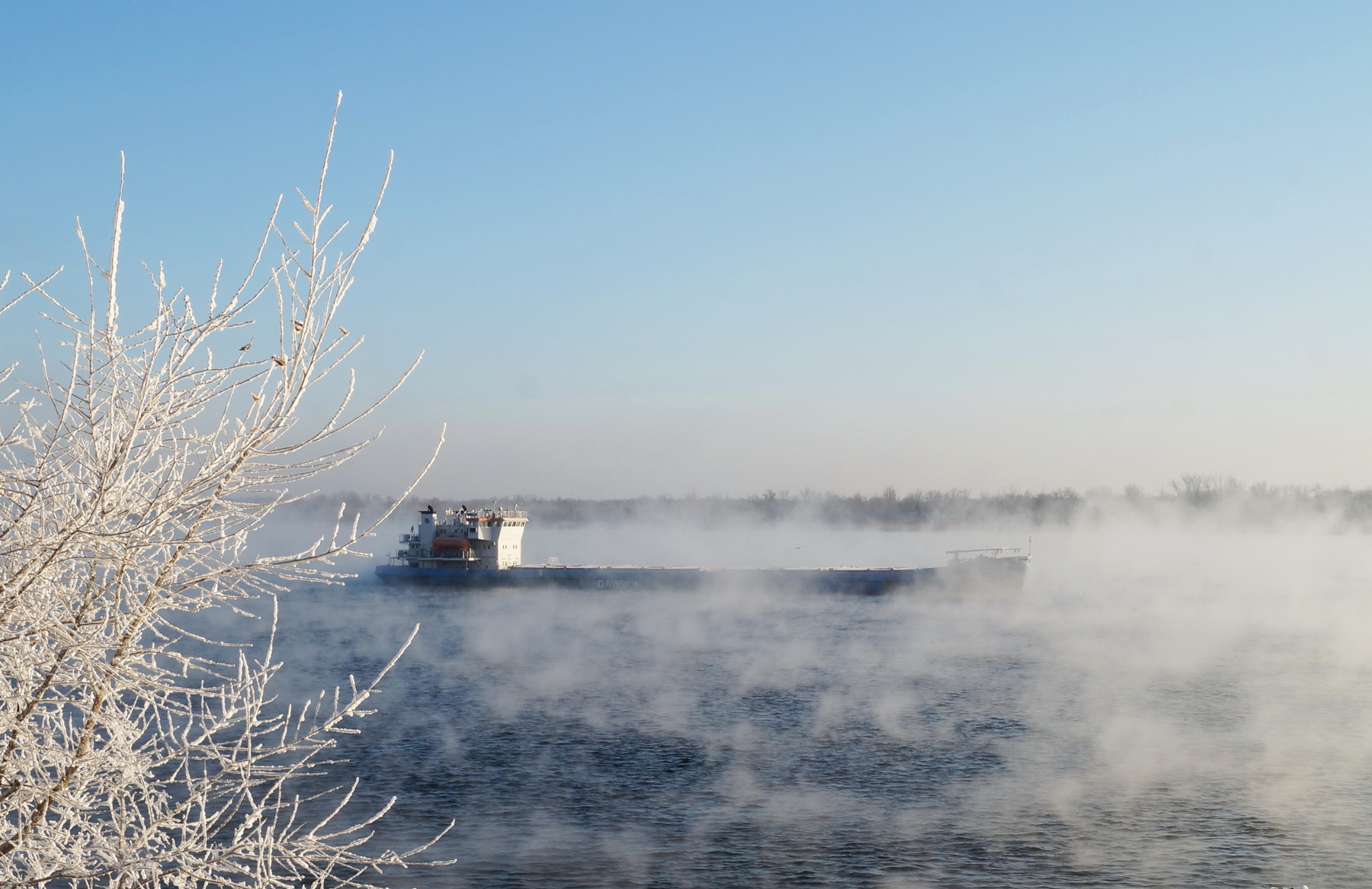 Морозный день на Волге зима Волгоград река танкер