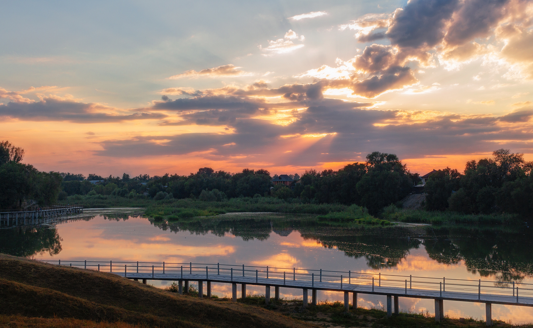 Ранний вечер на озере. пейзаж солнце свет цвет небо облака тучи озеро осень вода природа