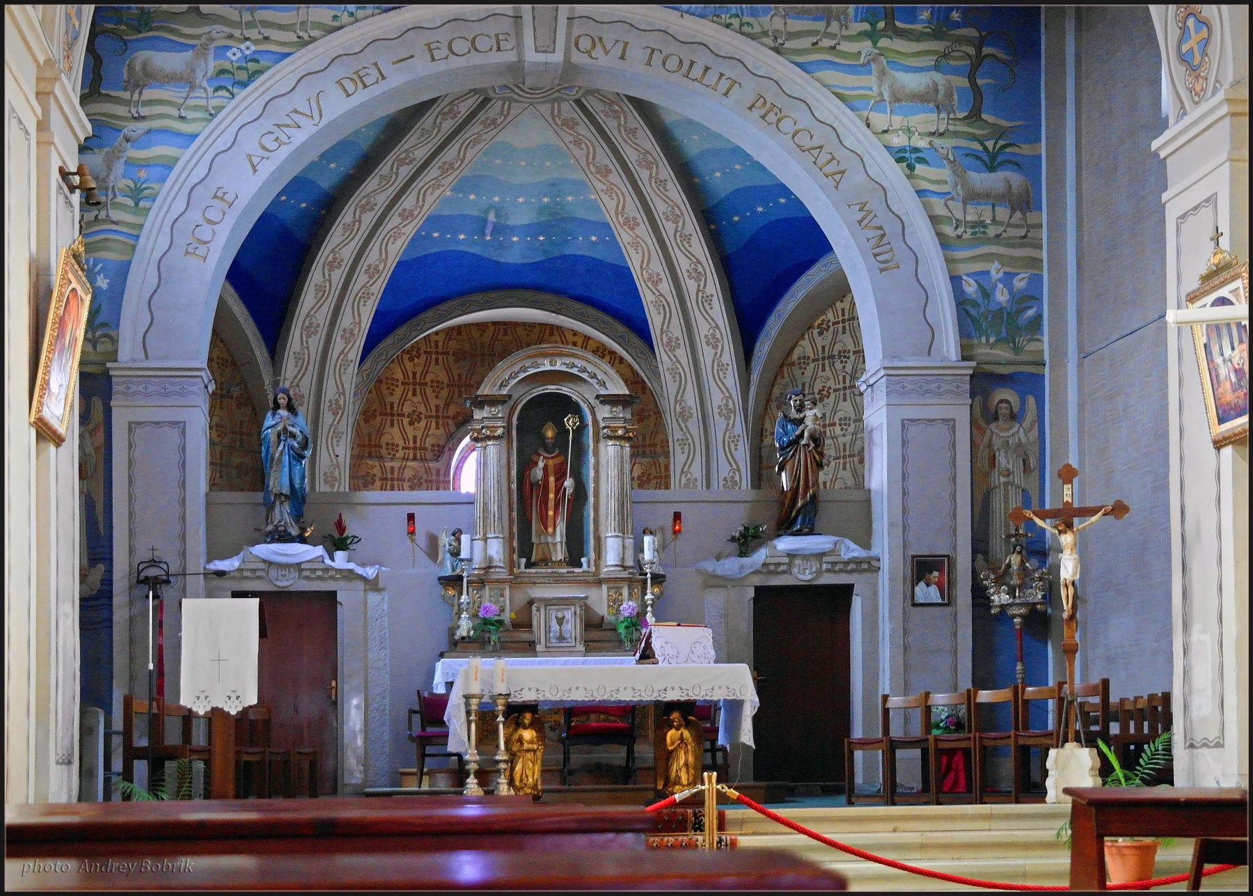 Алтарь церкви Святого Мартина Хорватия Врсар интерьер церковь Святого Мартина пресвитерий алтарь