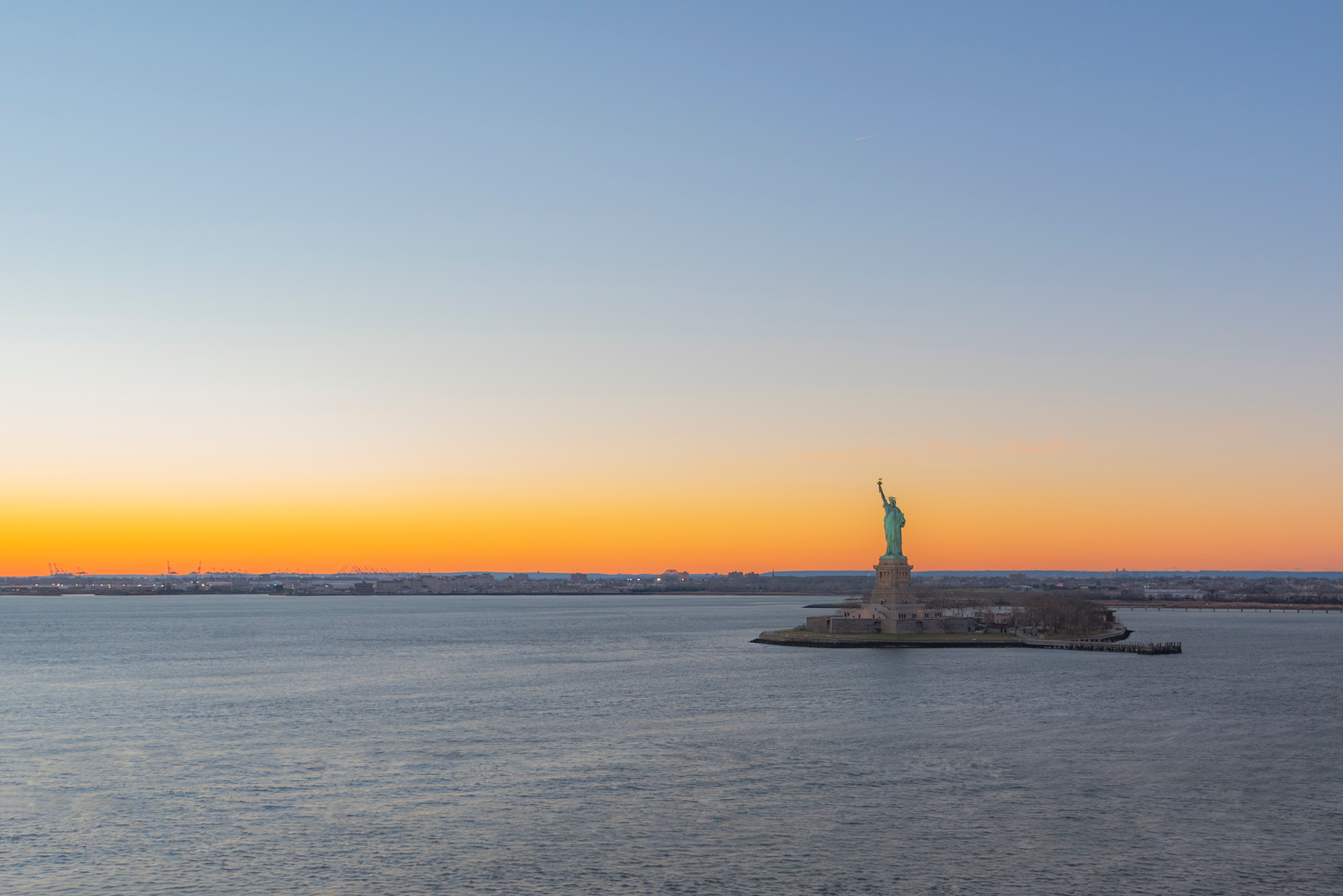 Свобода на закате статуя свободы закат Нью-Йорк