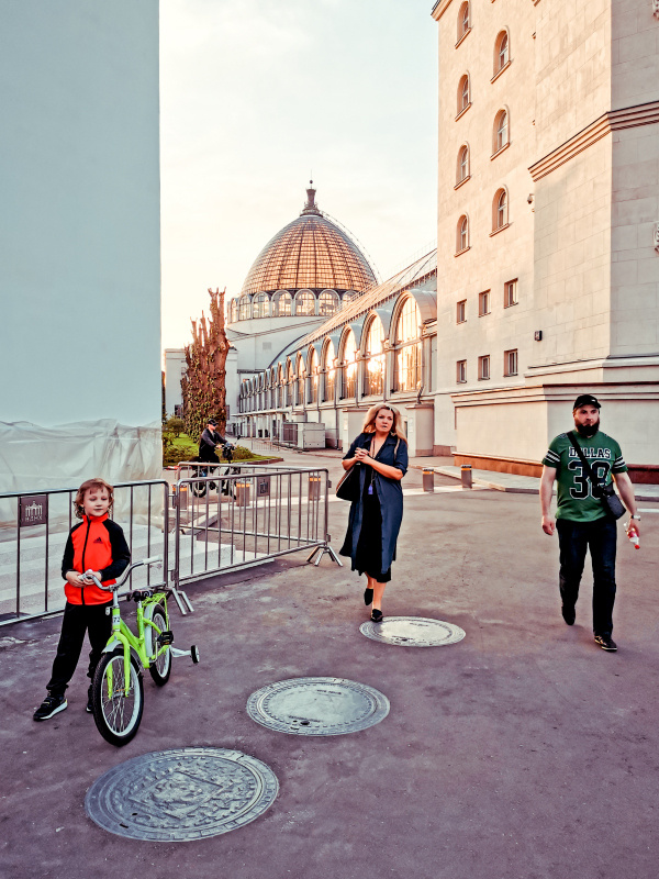 Из серии «Уличная экзистенция» Россия 2021 стрит фото улица люди фотограф наблюдения экзистенция город закат вечер архитектура семья прогулка