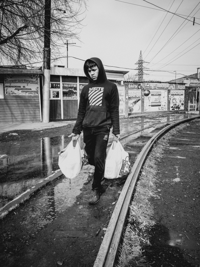 Из серии «Базарный день» рынок базар покупки Россия 2021 стрит фото улица наблюдения жизнь парень рельсы весна сумки еда продукты тяжело