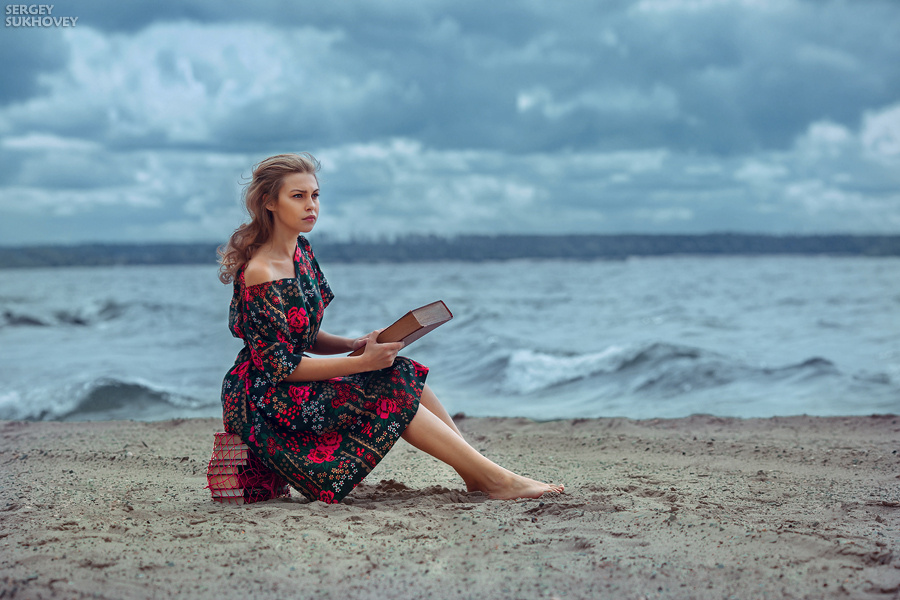 *** книга чтение вода море пляж берег небо облака ветер волны девушка
