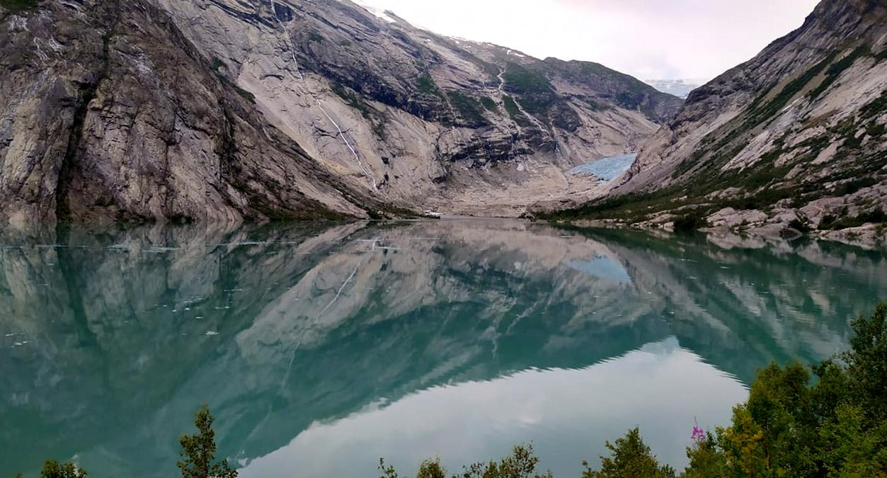 Норвегия, горное ледниковое озеро 