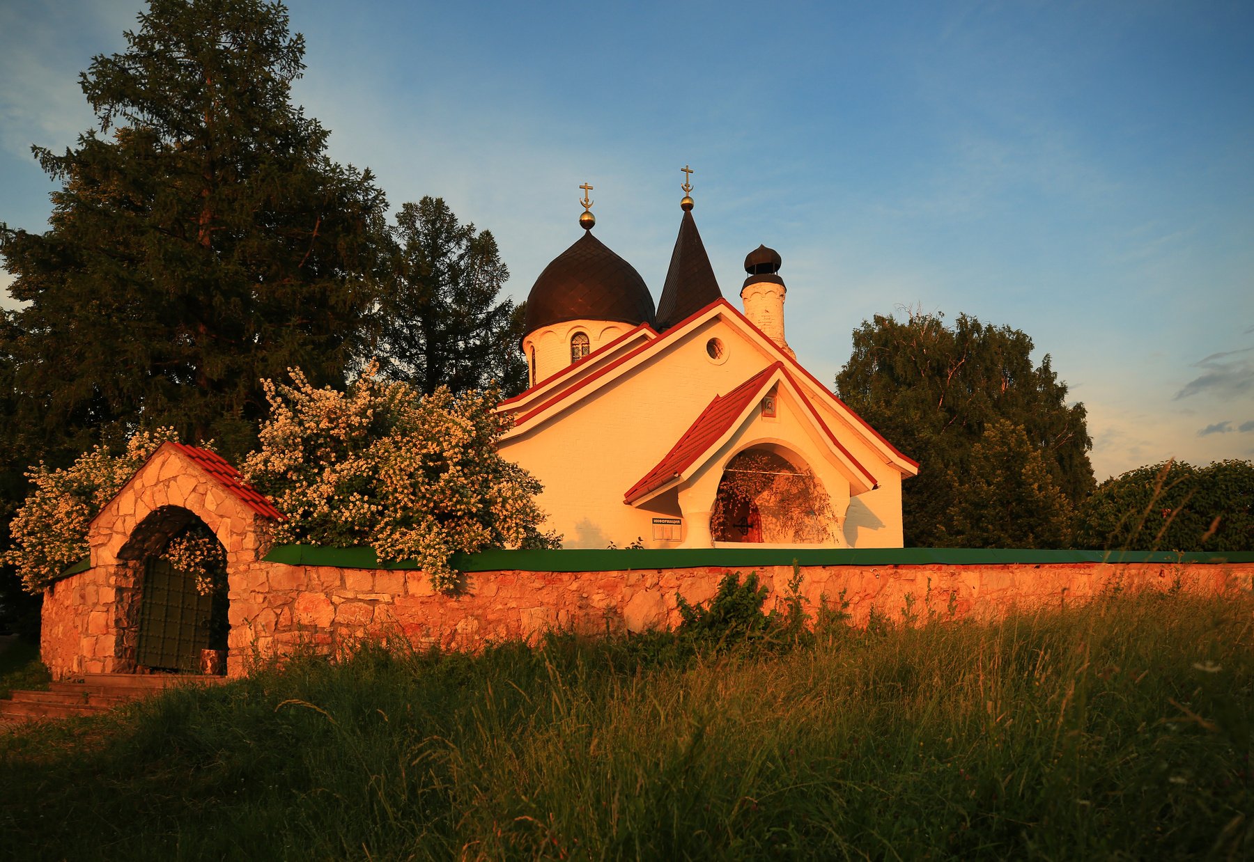 Вечер с цветущим жасмином Бехово Церковь Святой Троицы