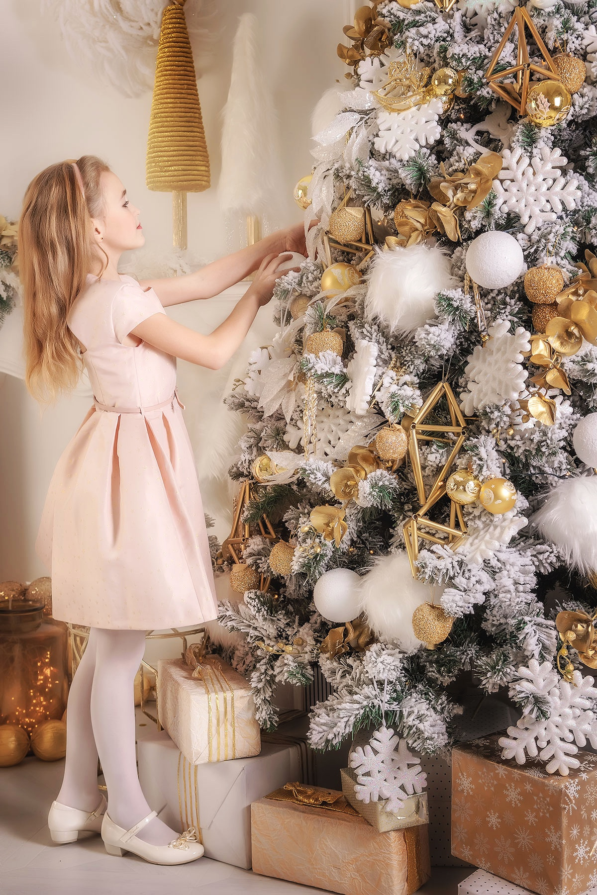 A little girl is preparing for the miracle Новый год ребёнок девочка елка украшение ёлки новогоднее чудо рождество подарки