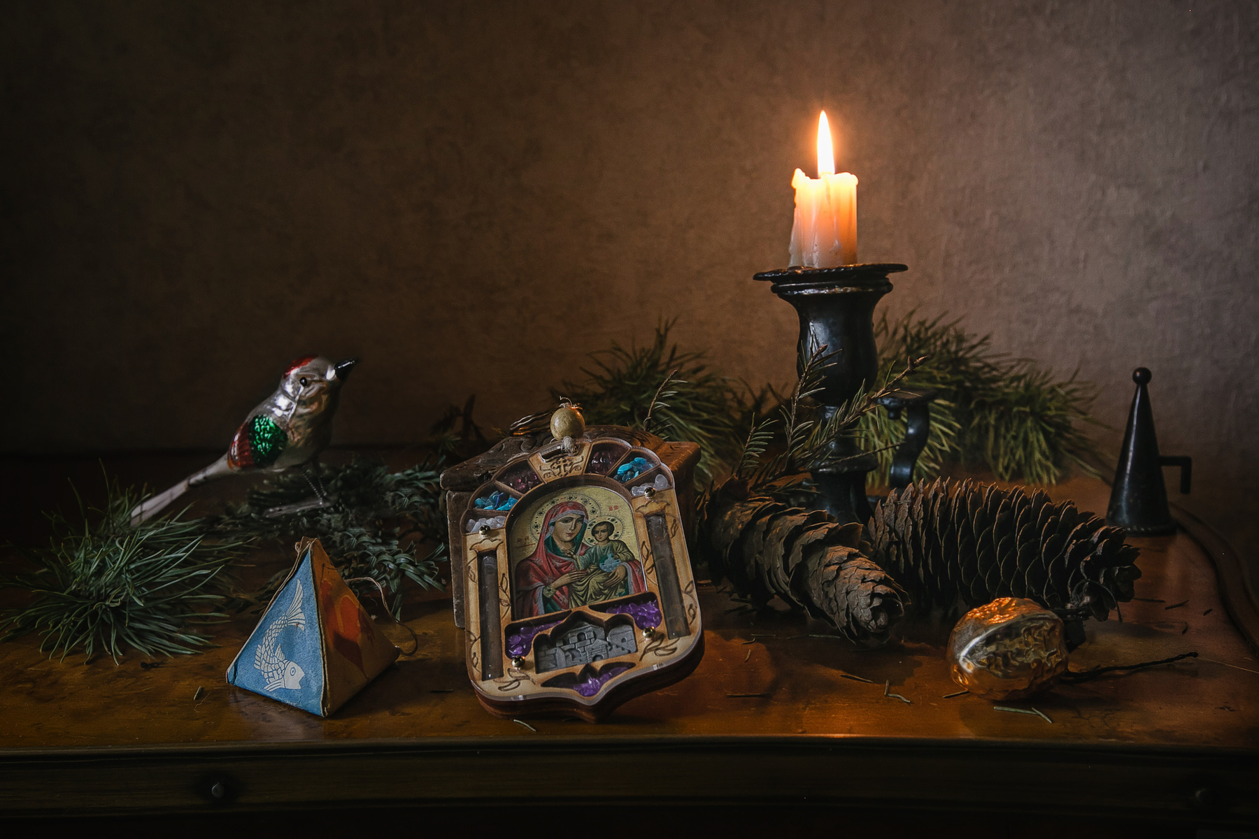 Светлый праздник Рождества натюрморт рождество икона игрушки свеча ёлка шишки