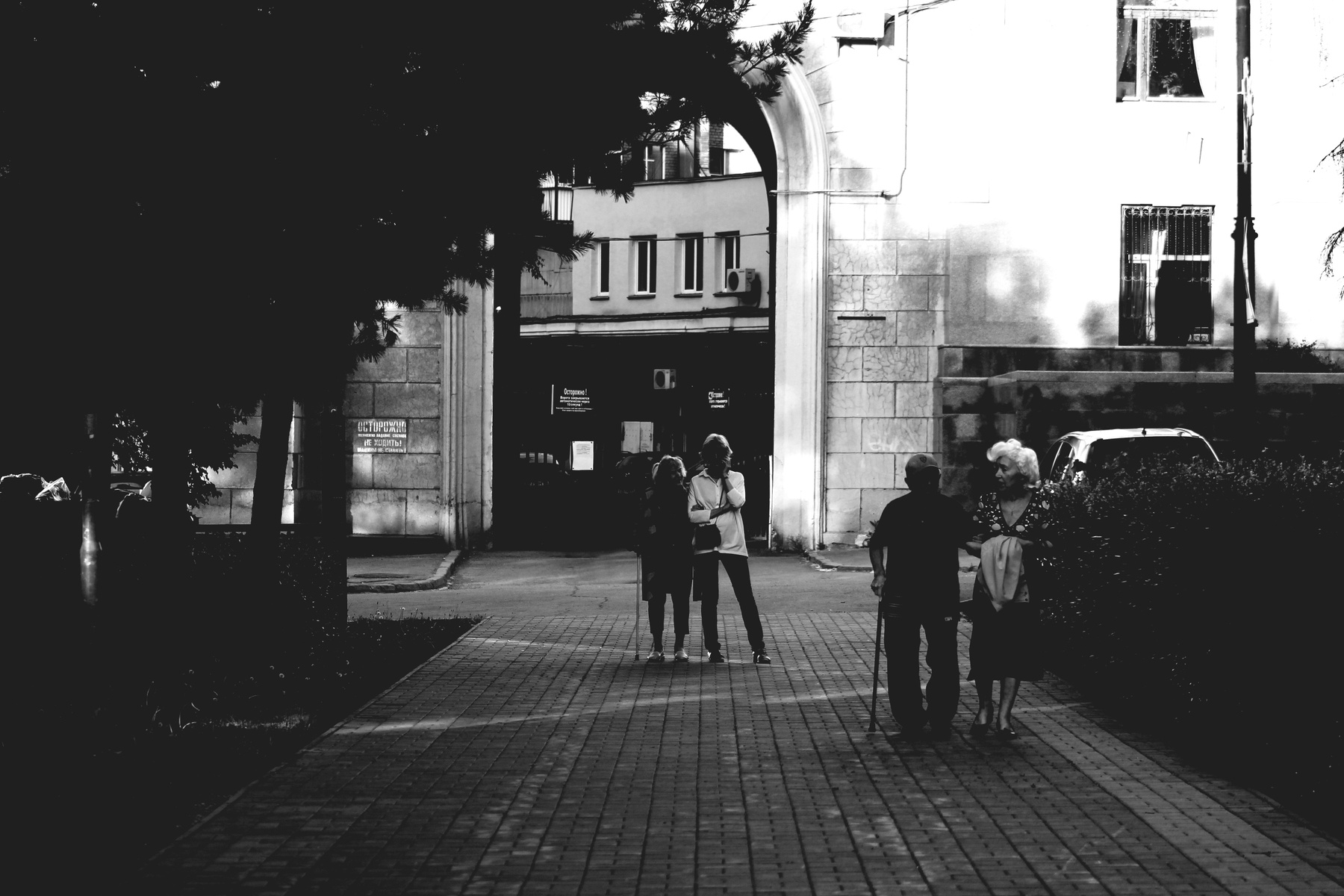 Медленные шаги черно белое тень старость люди улица город Челябинск