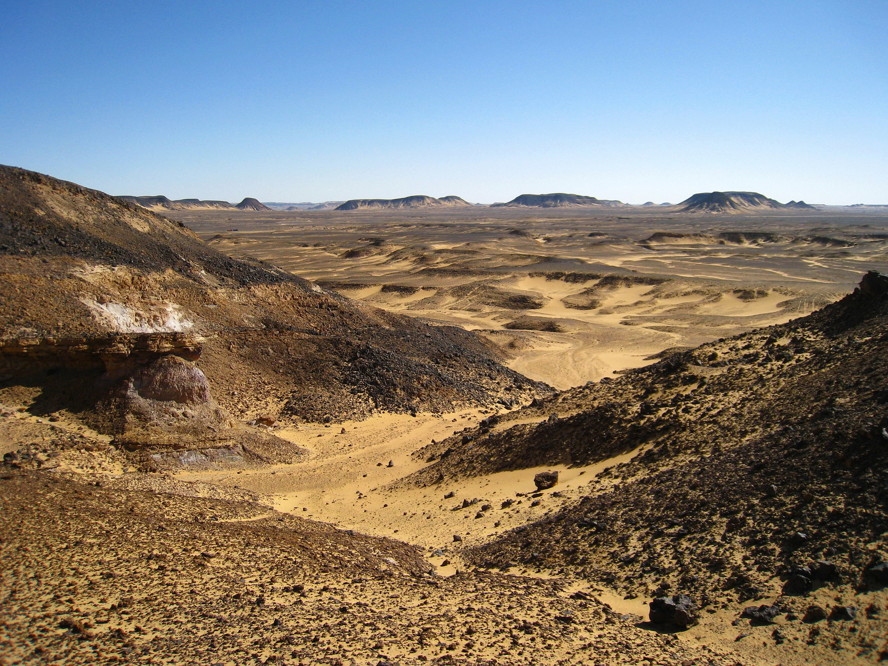 Кусочек Черной пустыни. Египет пейзаж скалы море