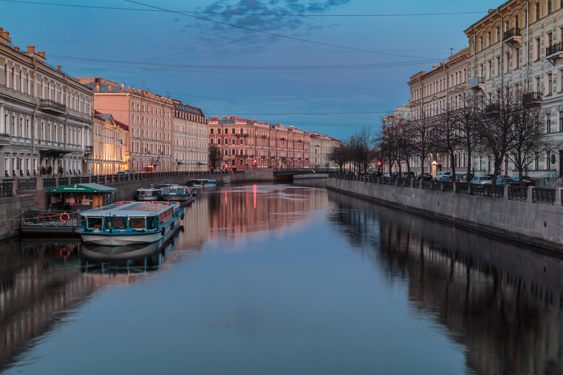 Тихое утро первого мая Санкт-Петербург утро Мойка вода отражение синий час
