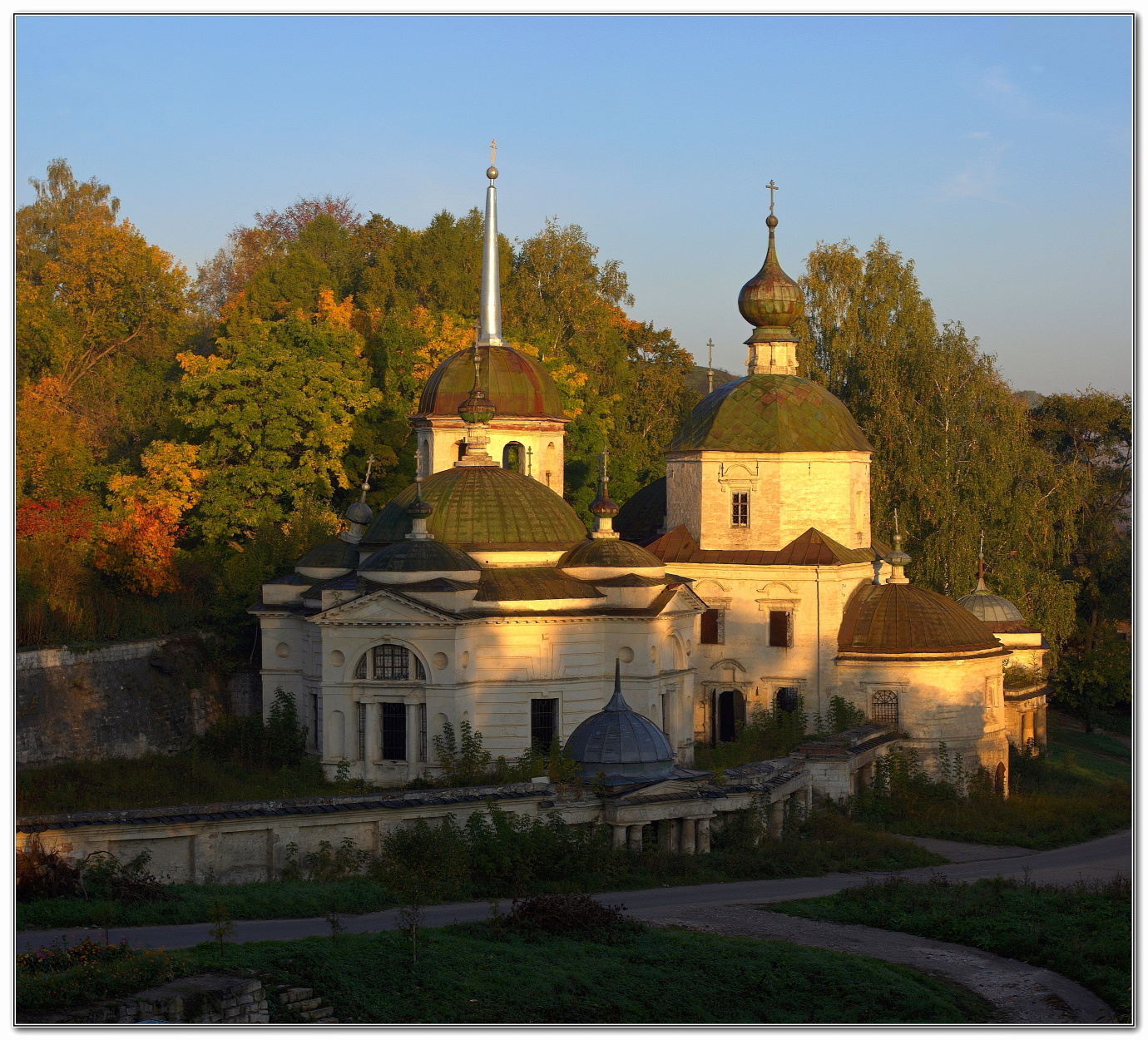 Храм параскевы. Церковь Параскевы пятницы Старица. Храм Параскевы пятницы в Тверской области. Храм Параскевы пятницы в Старице Тверской области. Монастырь Пятницкая Церковь Старица.