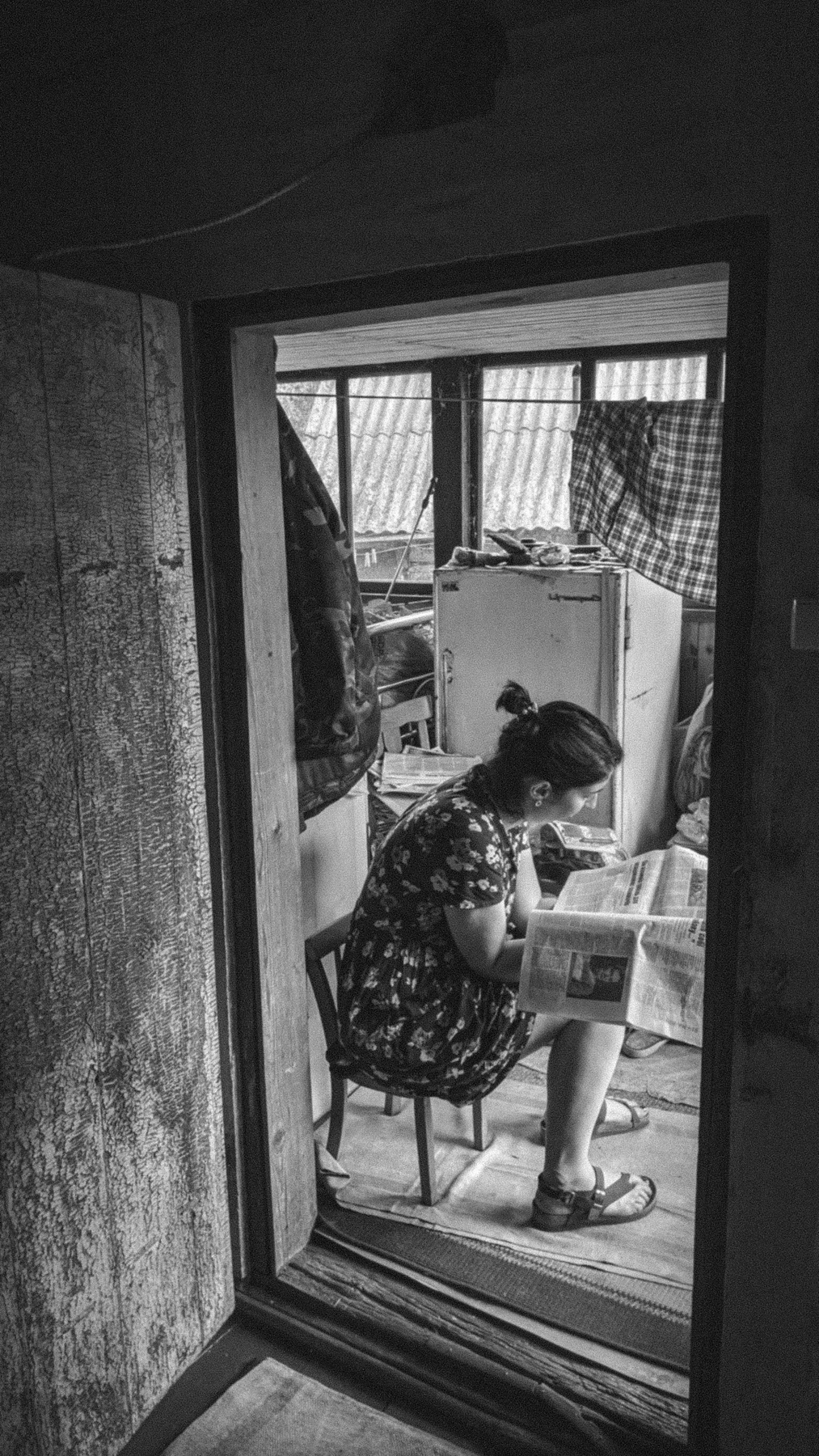 Посевной Дверь портрет окно газета человек женщина стул дом