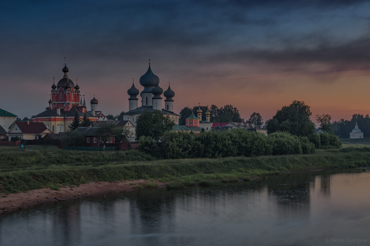 Тихвинский монастырь на закате