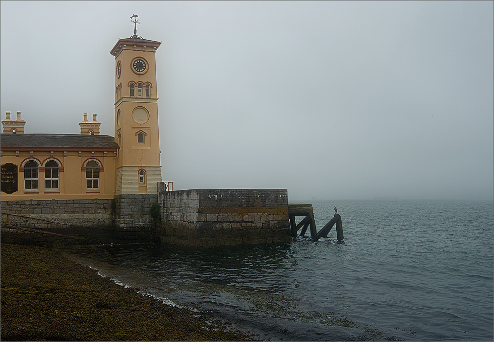 The Clock Tower ирландия ков ратуша часовая башня пристань море туман отлив водоросли 