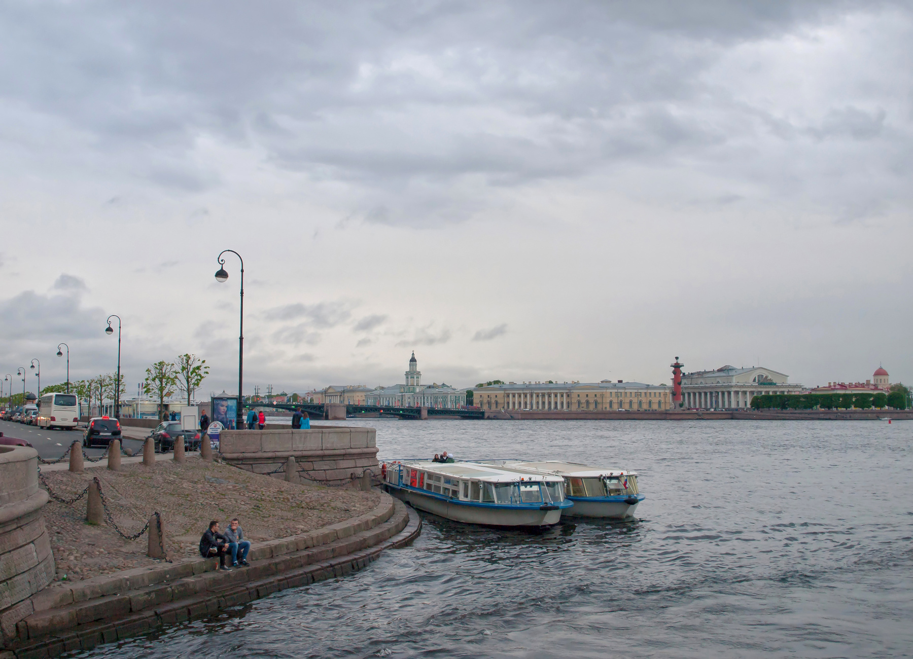 На Дворцовой набережной вечер Дворцовая набережная река Нева Санкт-Петербург