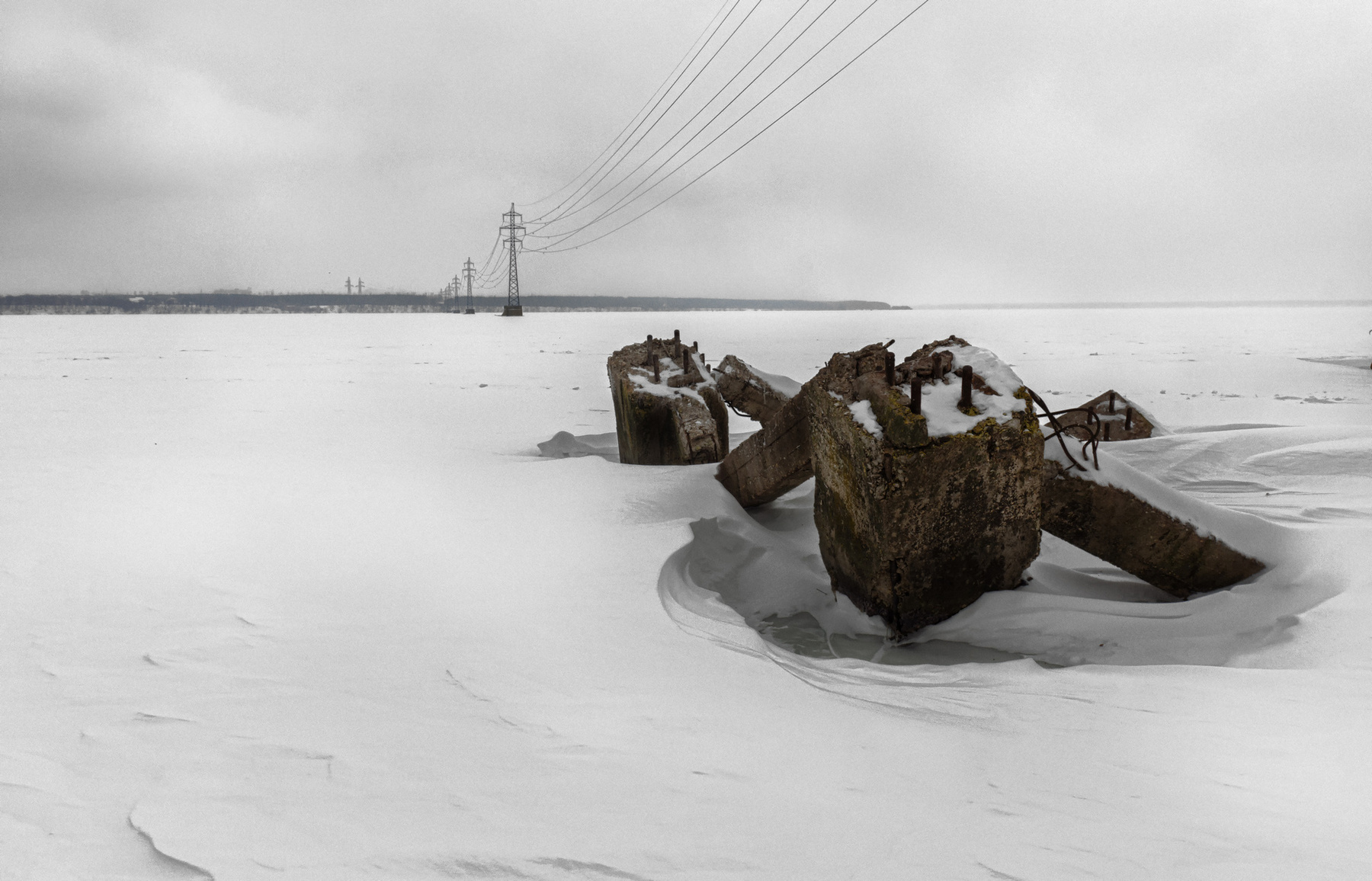 Несущие свет в дома снег мороз камни столбы развалины провода Воронеж водохранилище