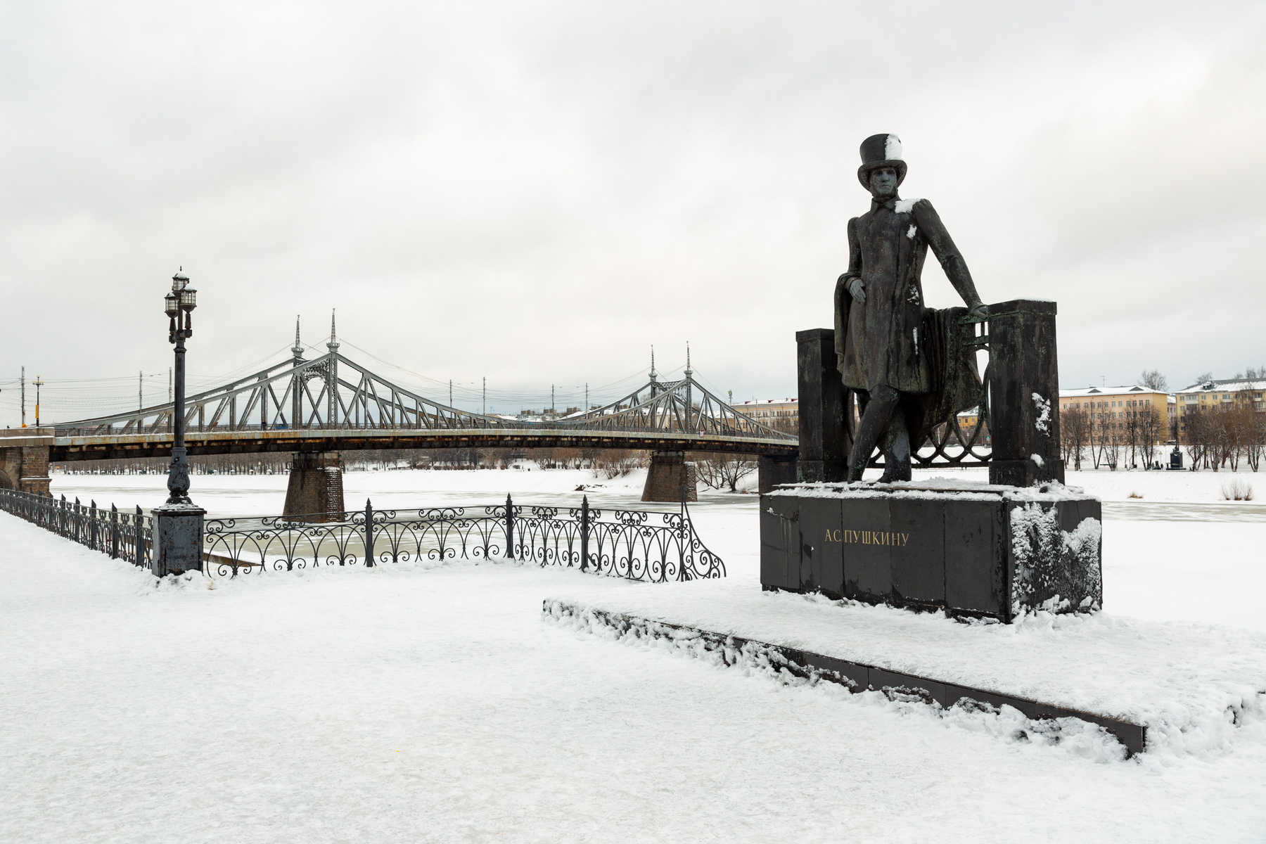 Памятник в Твери тверь пушкин мост набережная зима город
