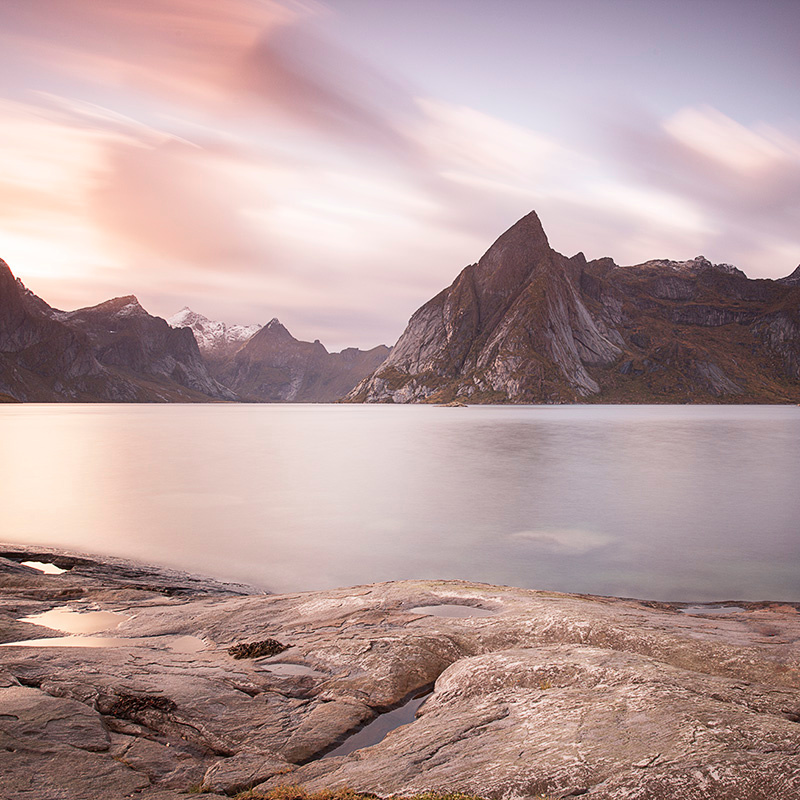 Закат в Рейне лофотены лофотенские острова норвегия арктика море пейзаж длинная выдержка путешествие скалы горы скандинавия
