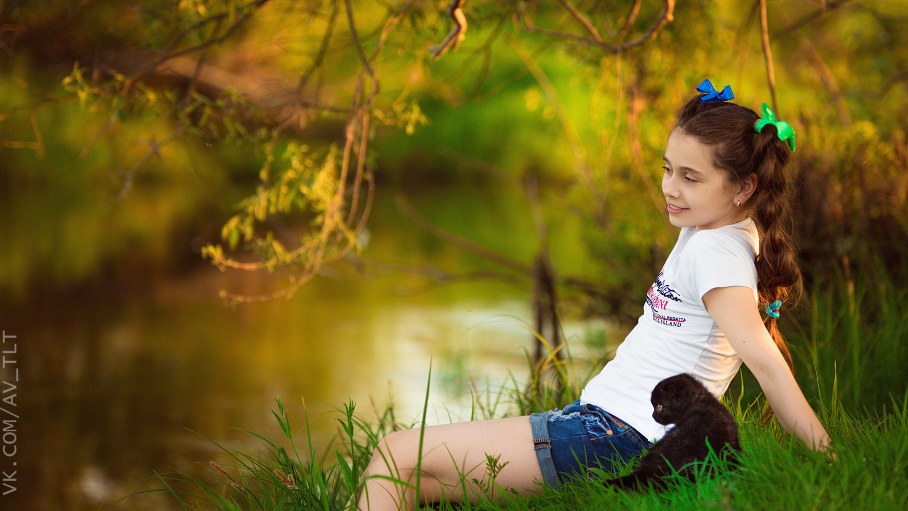 Клякса девочка детское фото в траве котенок речка на закате