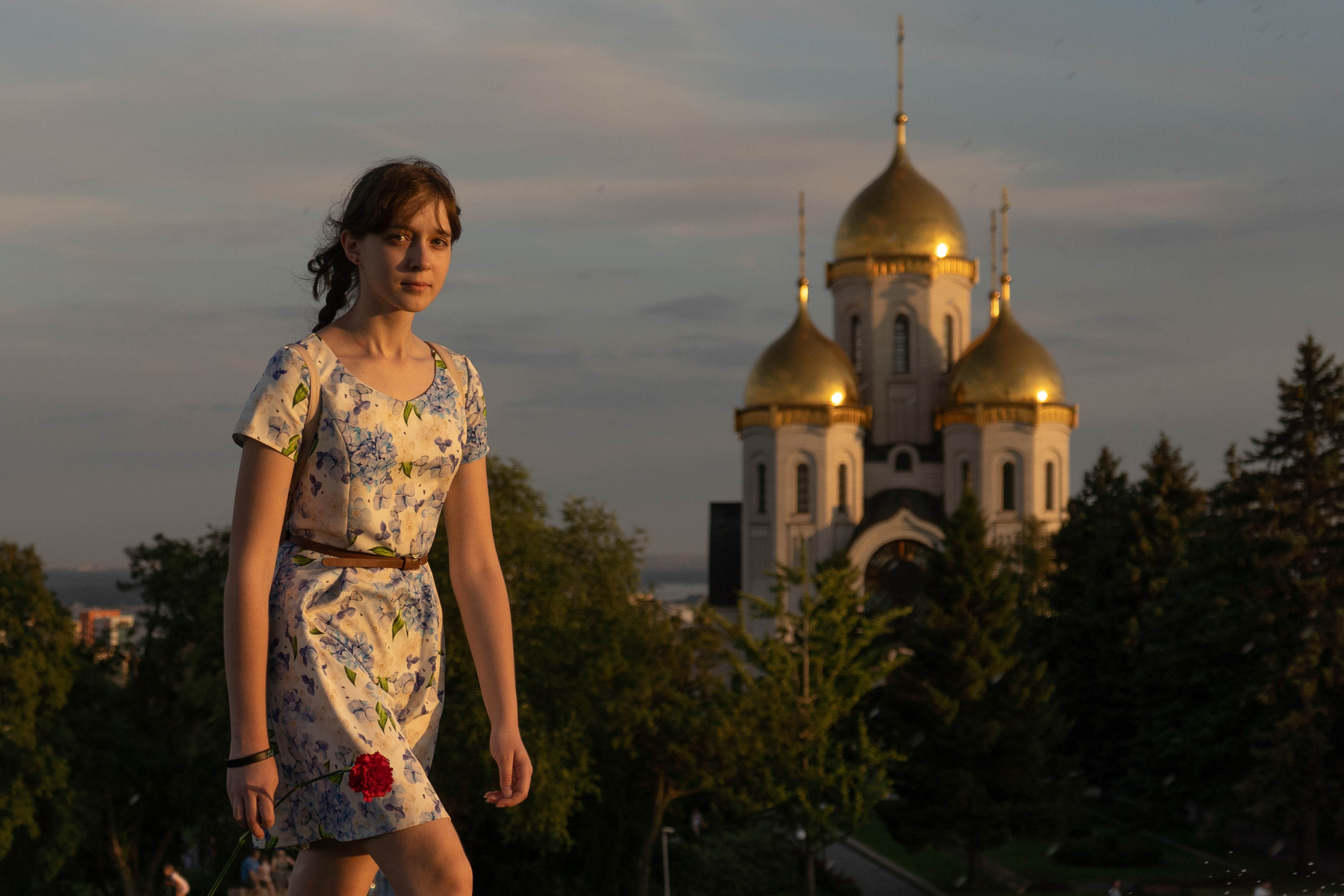 Девушка с гвоздикой на Мамаевом кургане волгоград россия уличная фотография жанр