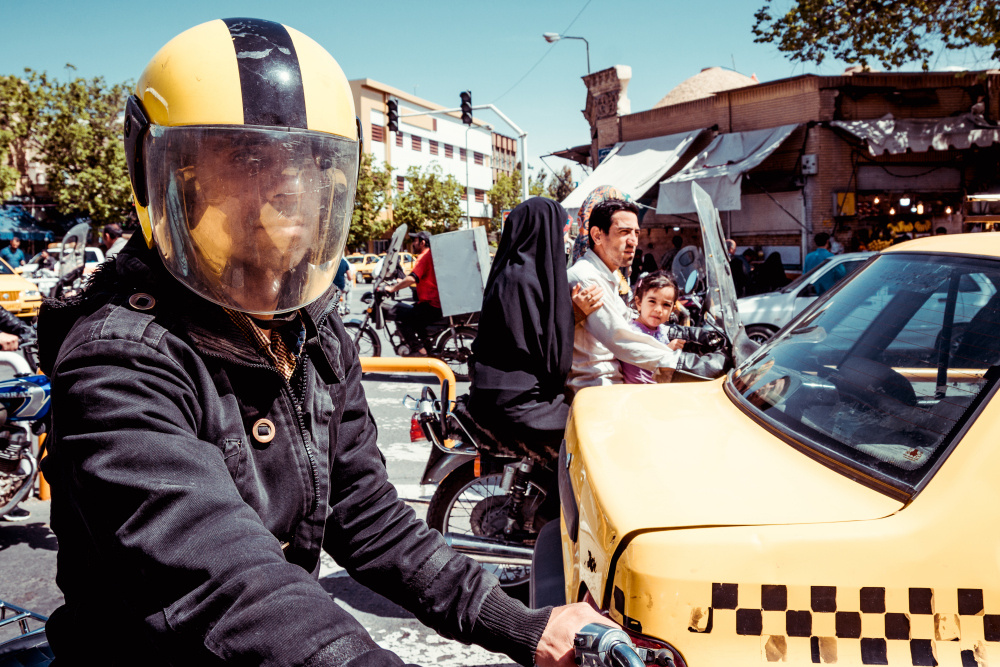 Из серии «Персидские мотивы» стрит фото ислам мусульмане жизнь люди улица Иран Восток Персия репортаж фотограф такси желтый мотоцикл шлем дорога путь транспорт трафик