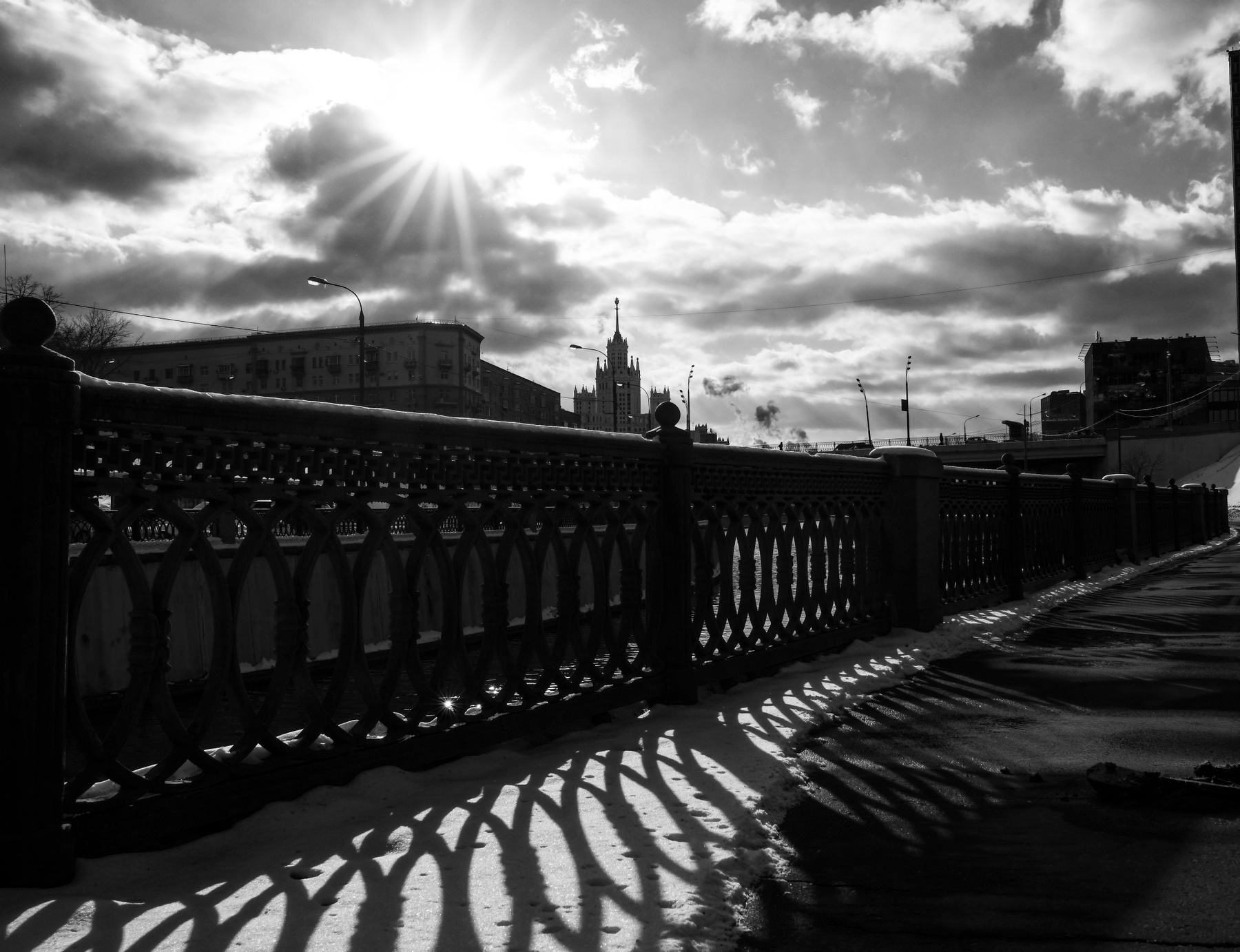*** город весна набережная река Москва тень свет солнце монохром