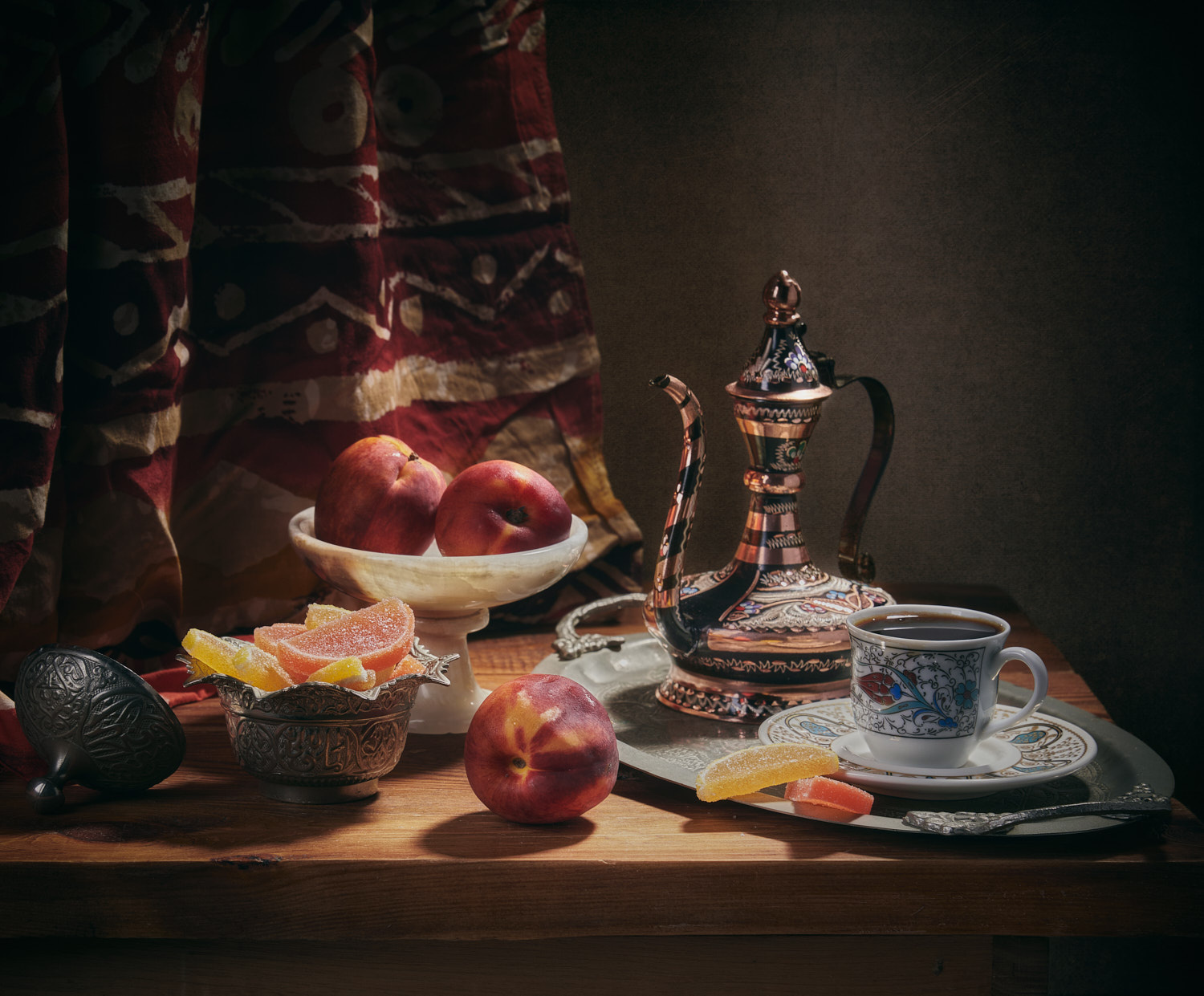 И чашечка кофе натюрморт композиция постановка сцена посуда предметы сладости кофе