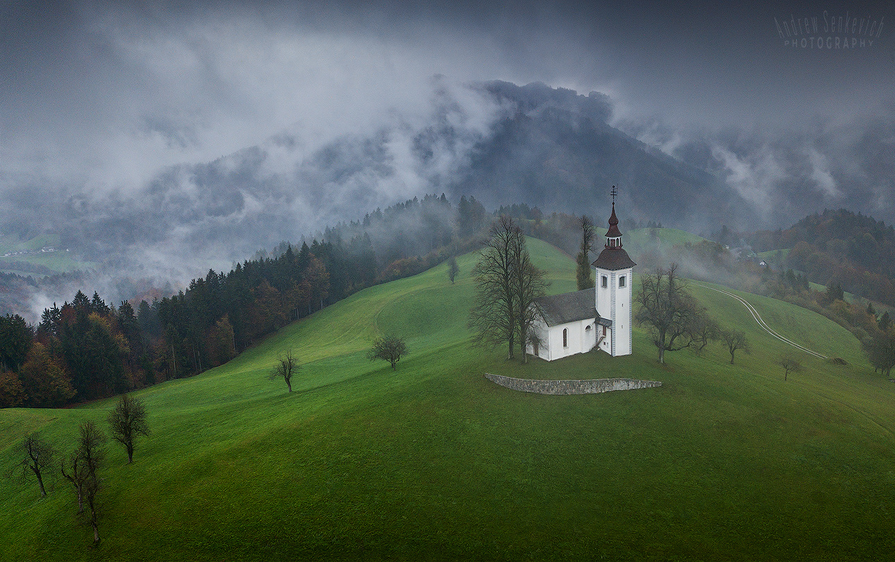 Словенские церквушки в хмурую погоду: Святого Томаша slovenia mist autumn fog