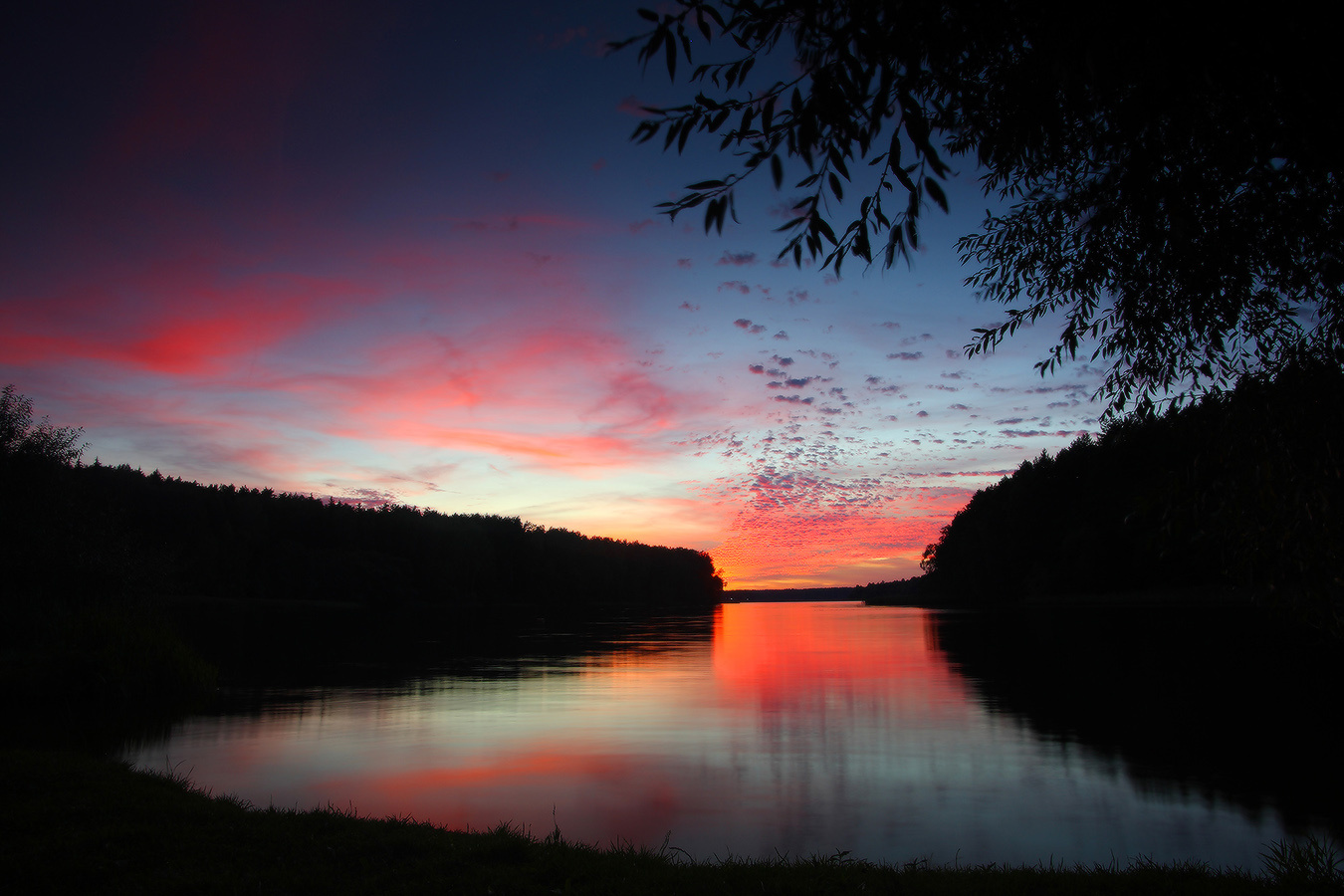 раннесентябрьский закат вечер заря алый облака озеро река вяча небо осень
