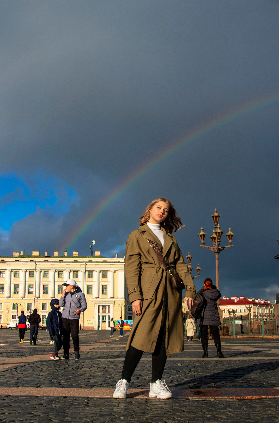 На Дворцовой площади 2 радуга девушка