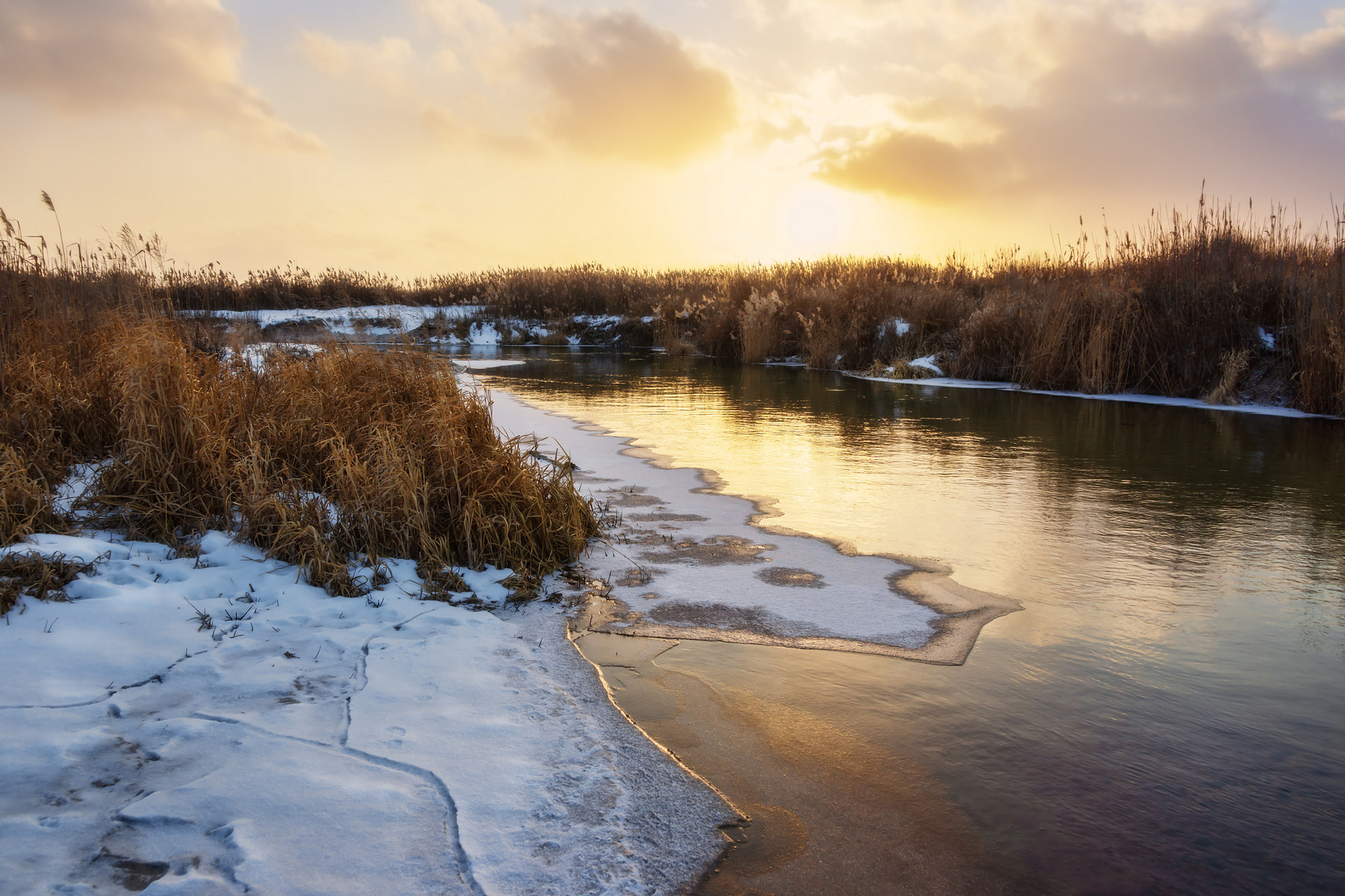 Зыбкий лёд оттепели пейзаж природа зима вечер закат луг река Усманка снег солнце облака