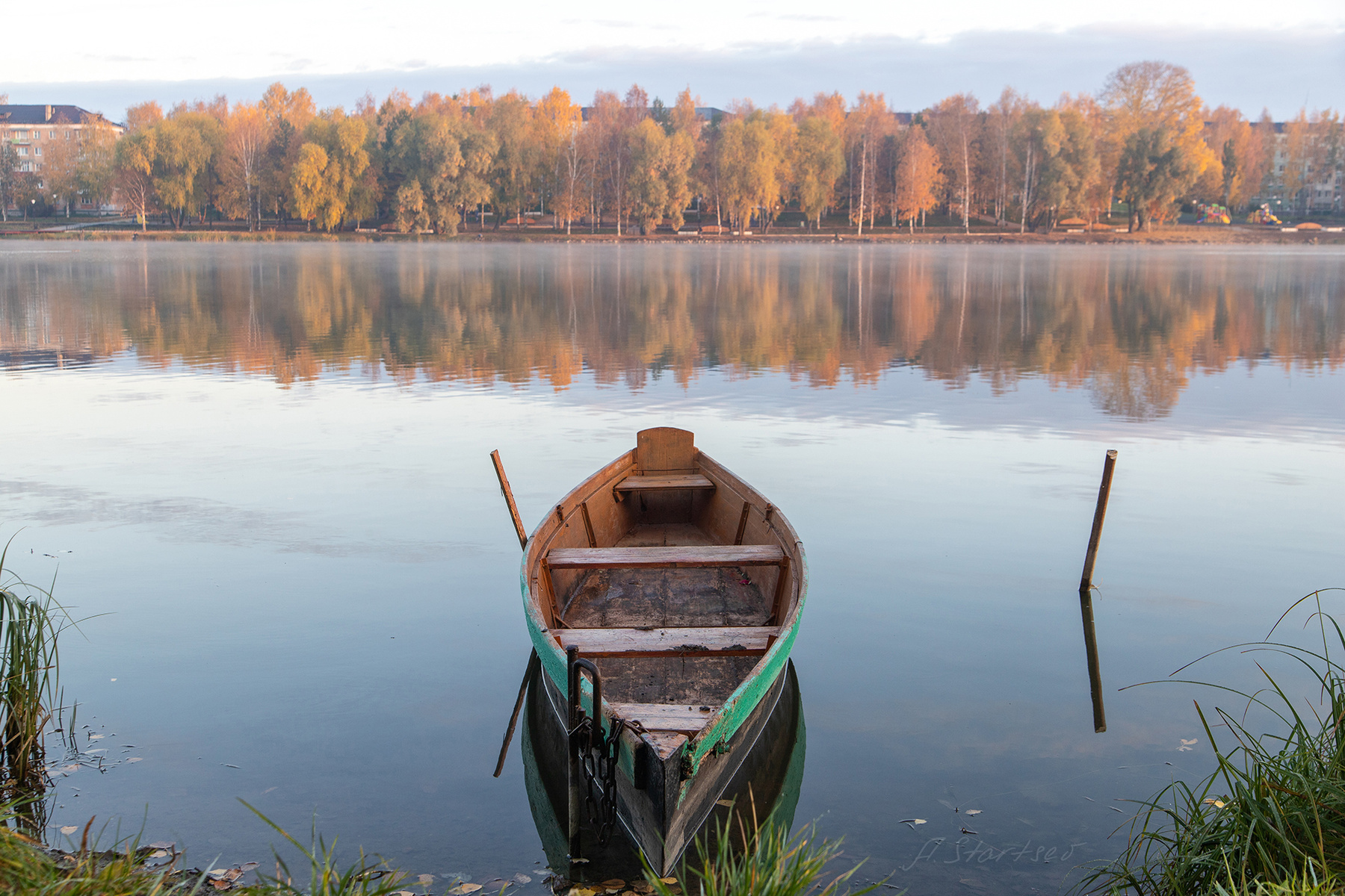 Лодка пруд утро лодка пейзаж озеро вода отражение Лысьва Пермский_край осень