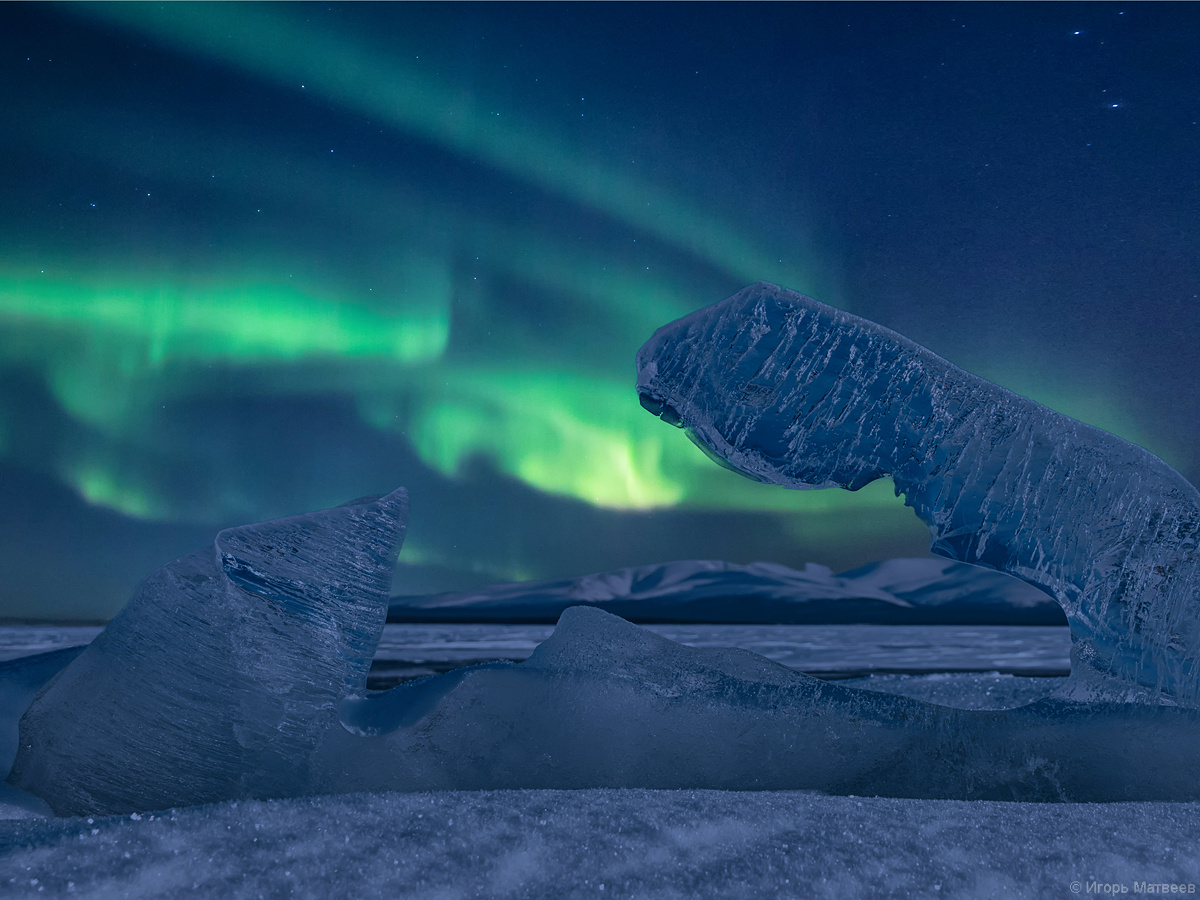 Сквозь торосы полярное северное сияние ночь зима озеро лёд горы