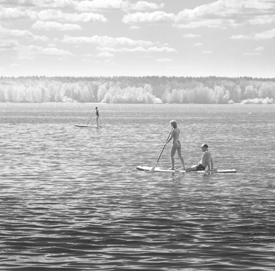 "Девушка с веслом" чб озеро лето отдыхающие