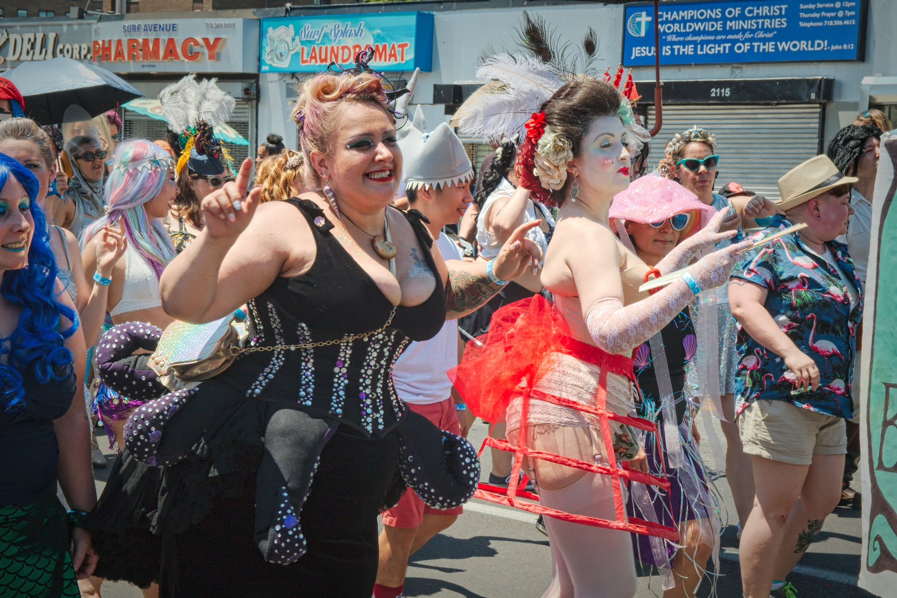 На параде русалок в Бруклине люди уличное фото парад праздник карнавал русалки костюмы маскарад