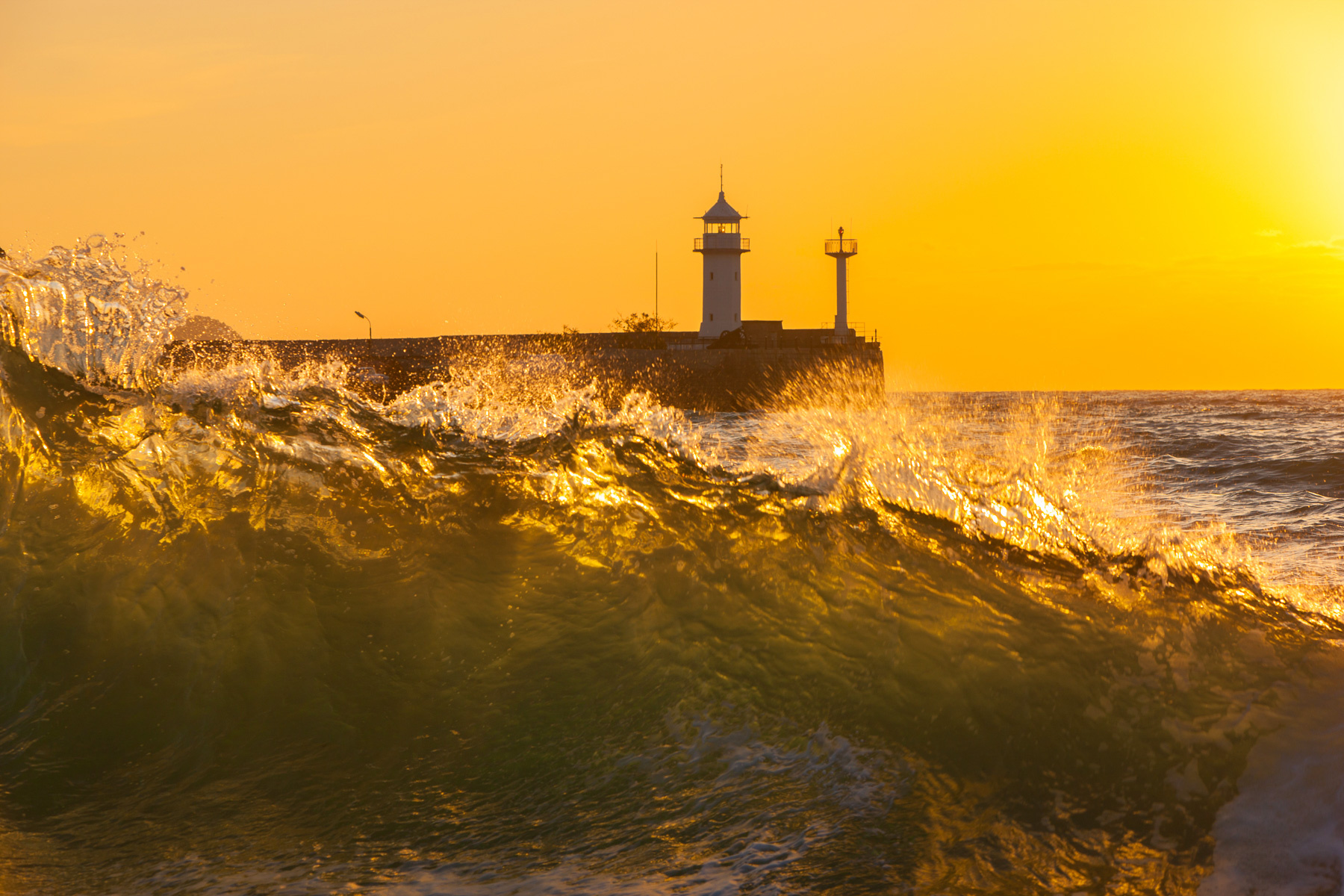 Шторм в Ялте Ялтинский маяк Ялта Крым Черное море залив фотограф шторм волна
