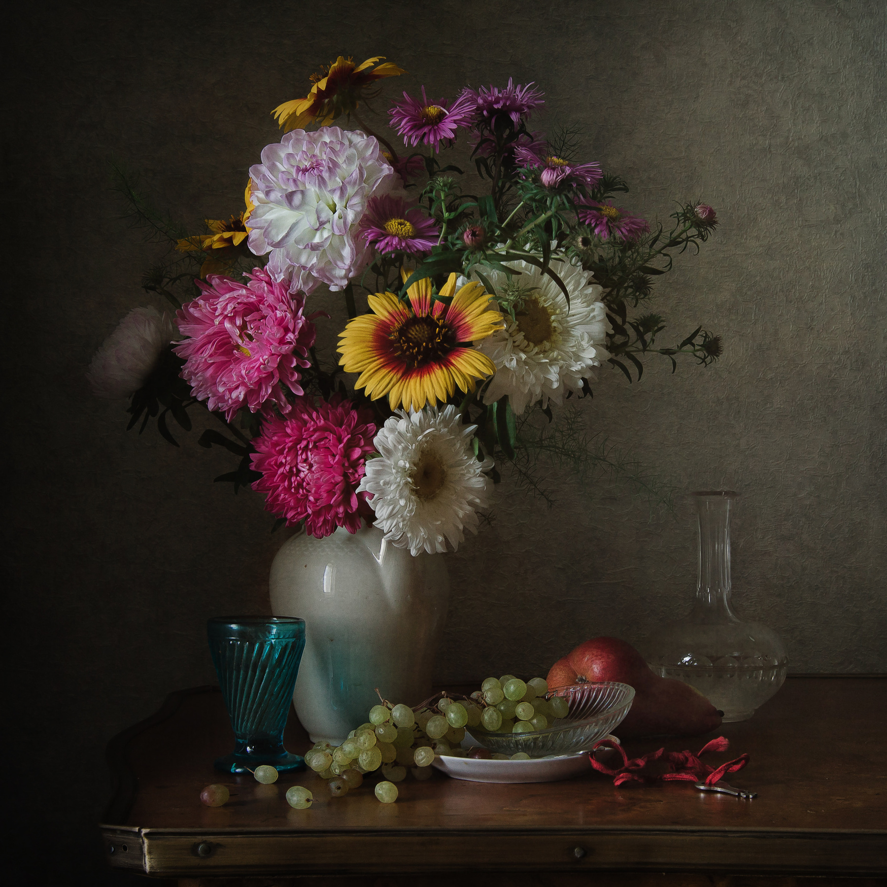 Аромат сентября натюрморт фарфор стекло цветы виноград груша