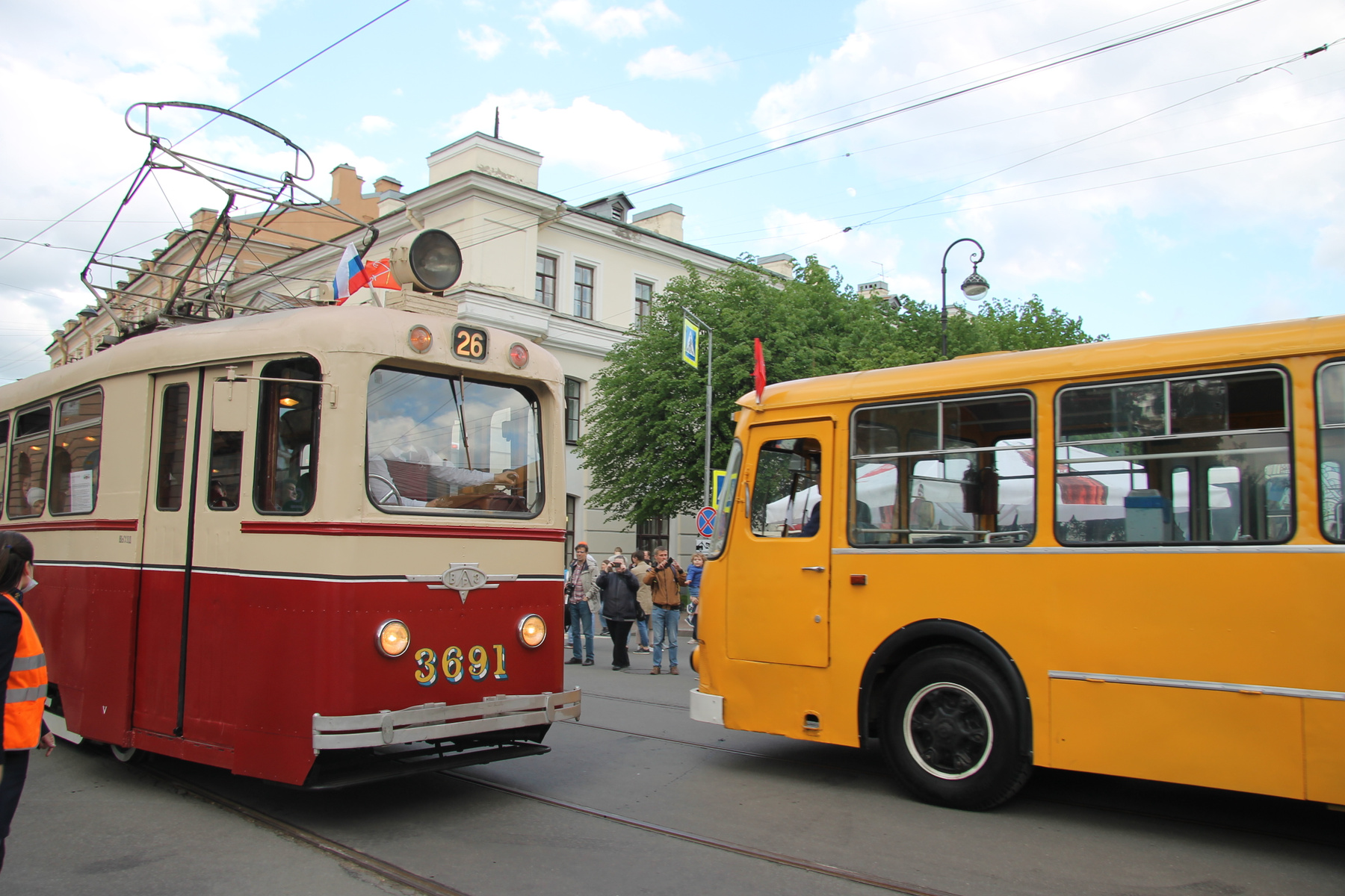 встреча автобус трамвай ЛМ-49 ЛиАЗ-677М Санкт-Петербкрг Петербург