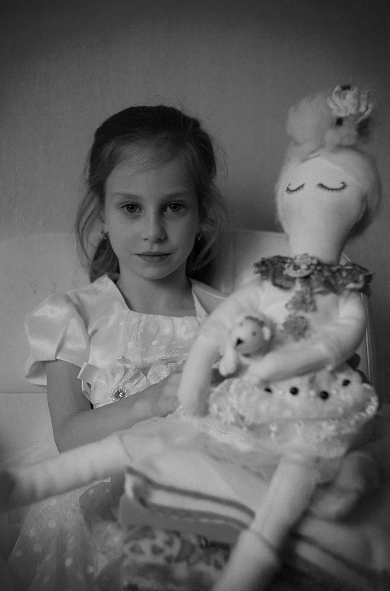 Елизавета и Принцесса на горошине ребенок девочка детское фото семейное кукла с куклой чернобелое черно белый портрет