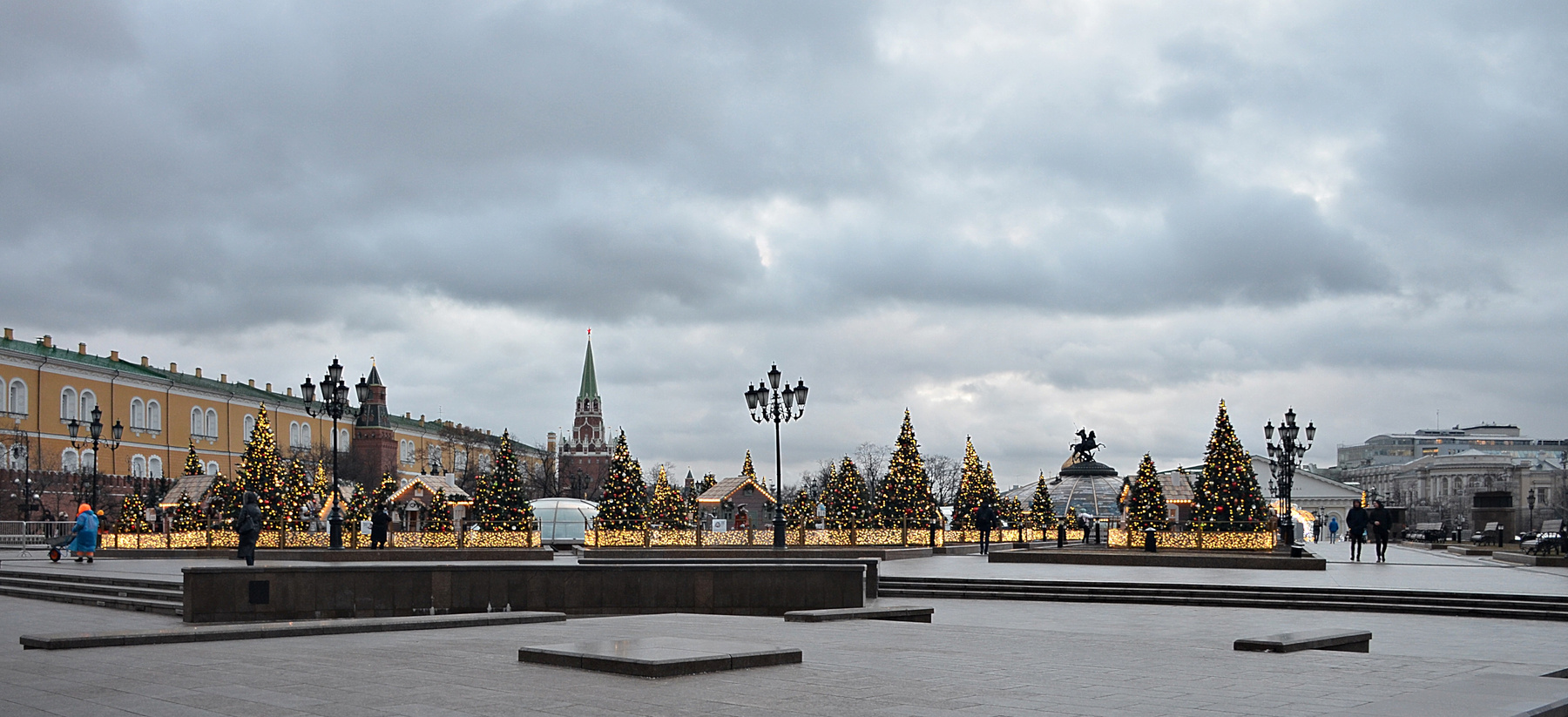 Манежная площадь. Москва зима рождество город сумерки небо облака елки кремль