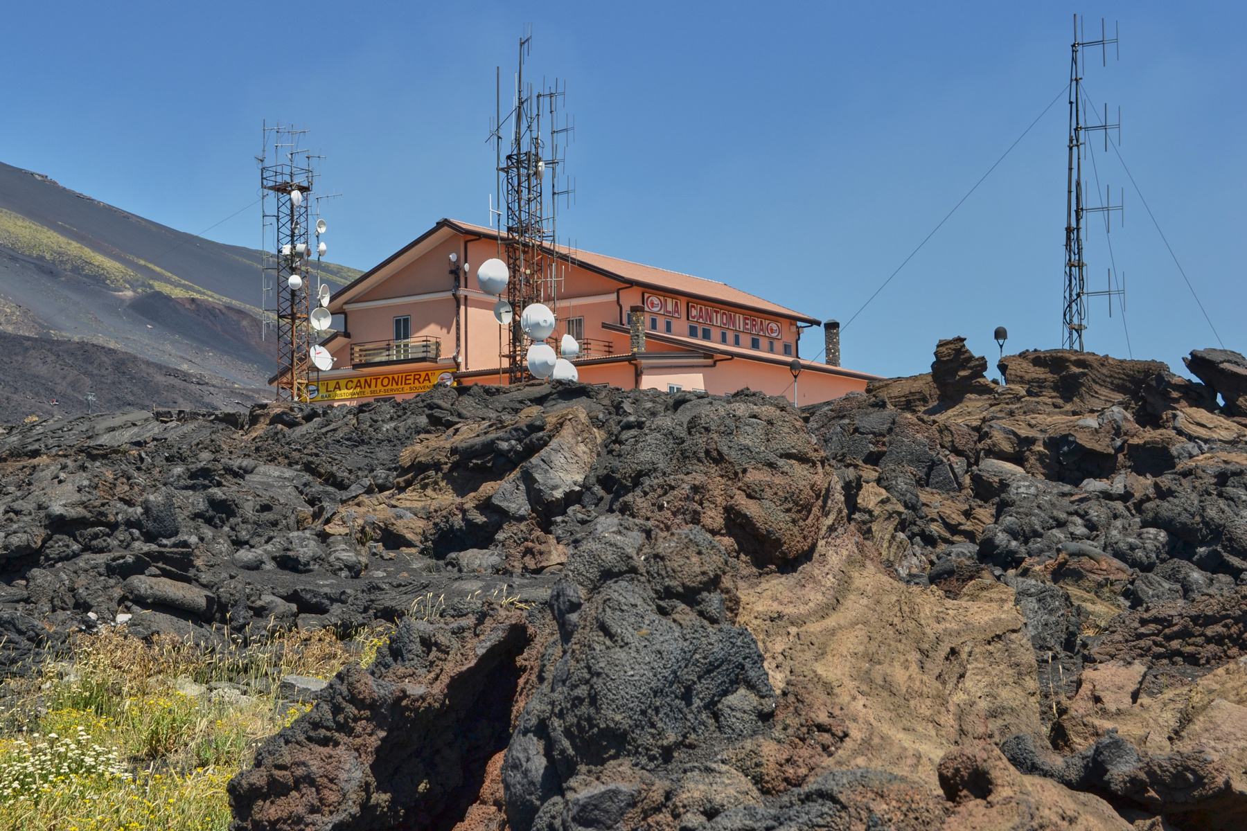 На пути к вершине. Вулкан Этна небо домик антенны застывшая лава