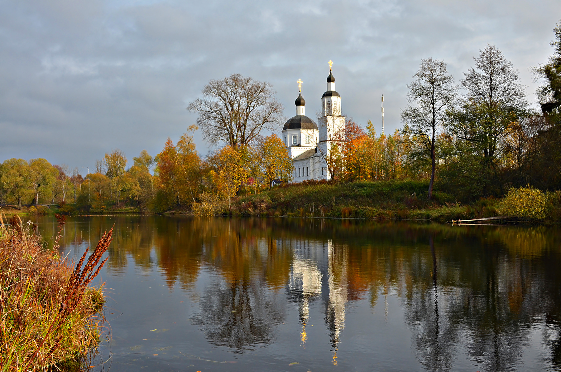 Осень в Руднево. Москва Новофедоровское Руднево осень октябрь храм церковь река отражение