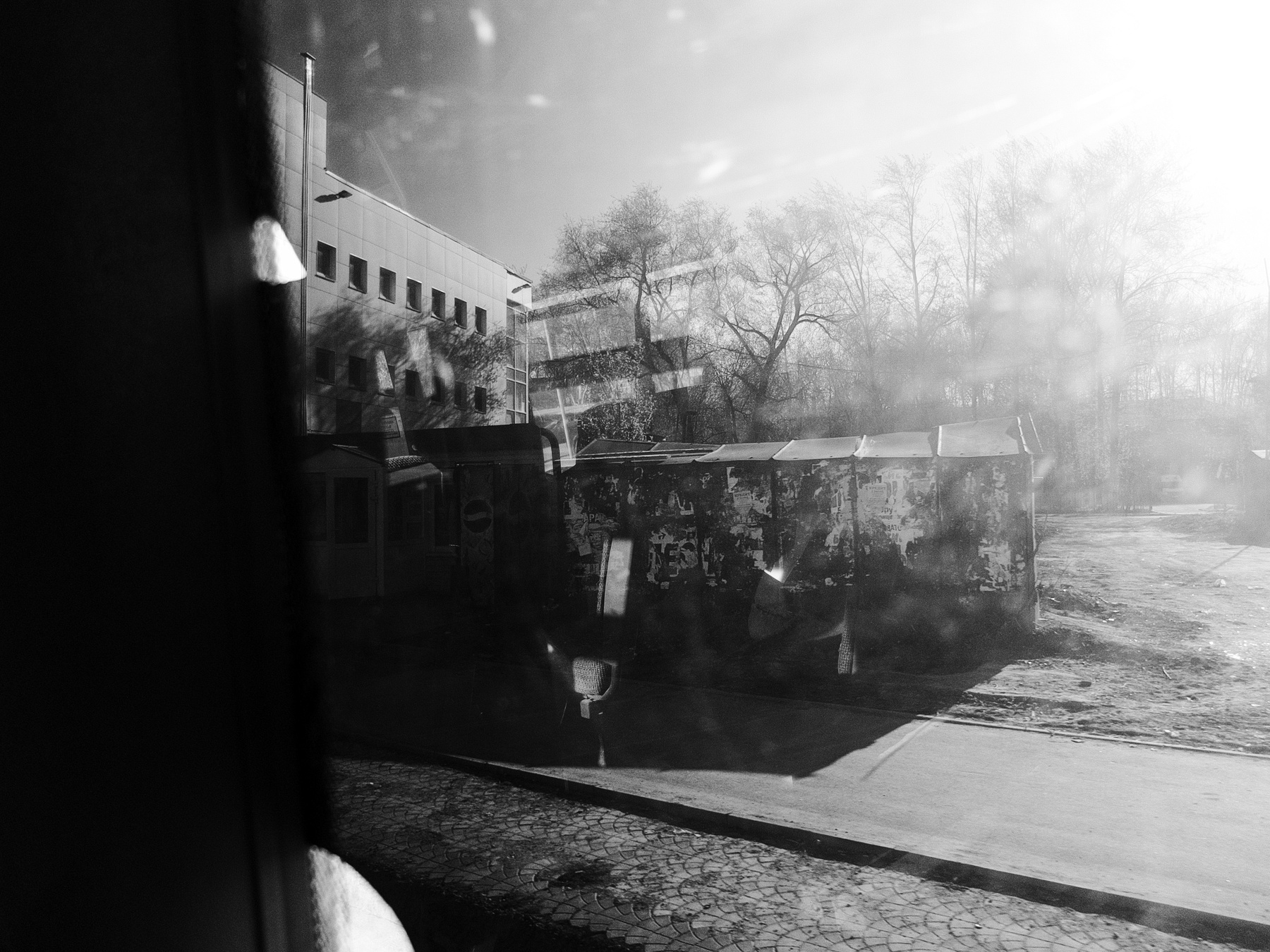 Солнечный май город весна улица автобус окно стекло блики Шварц