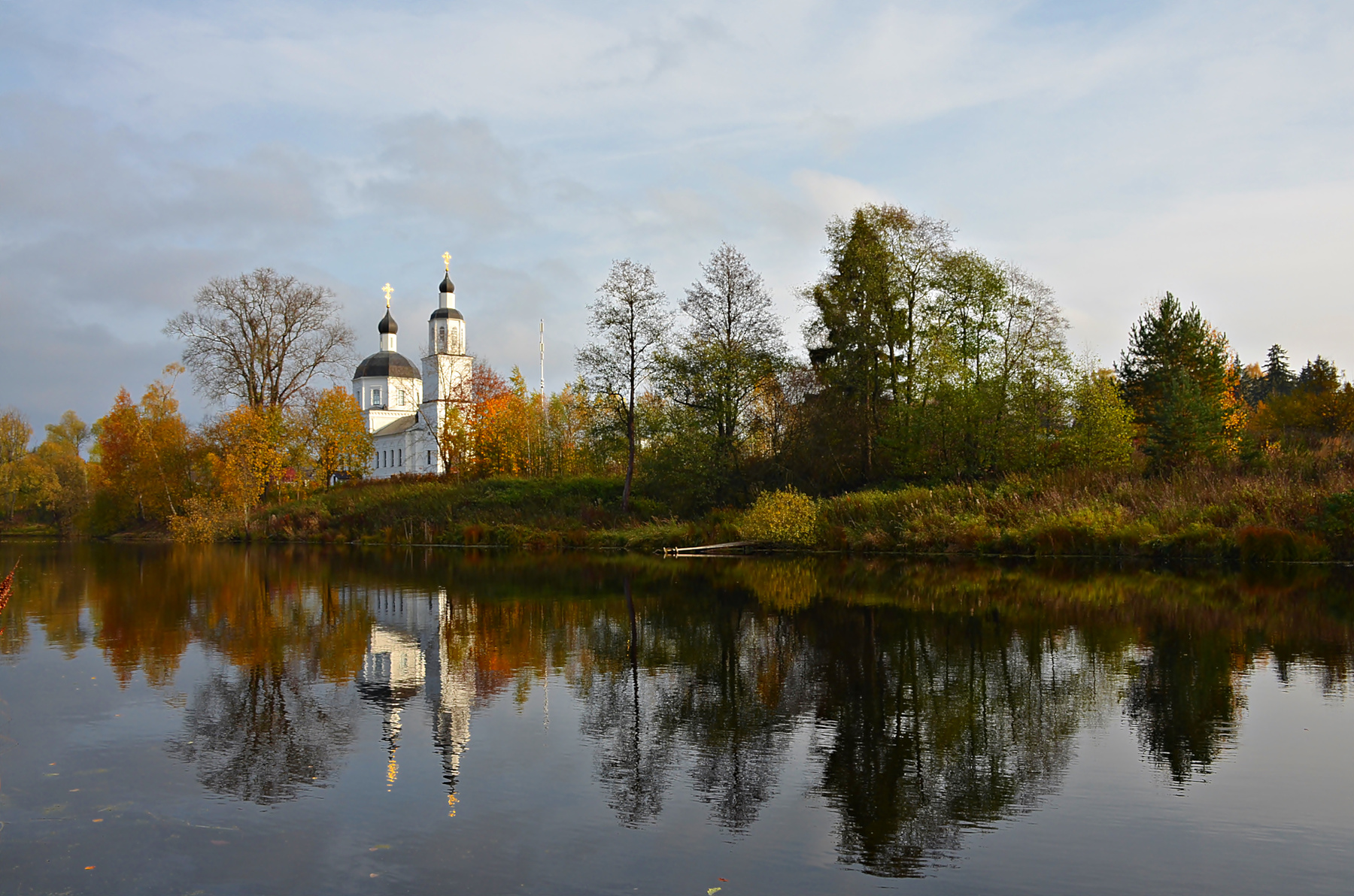 *** Москва Новофедоровское Руднево осень октябрь храм церковь река отражение