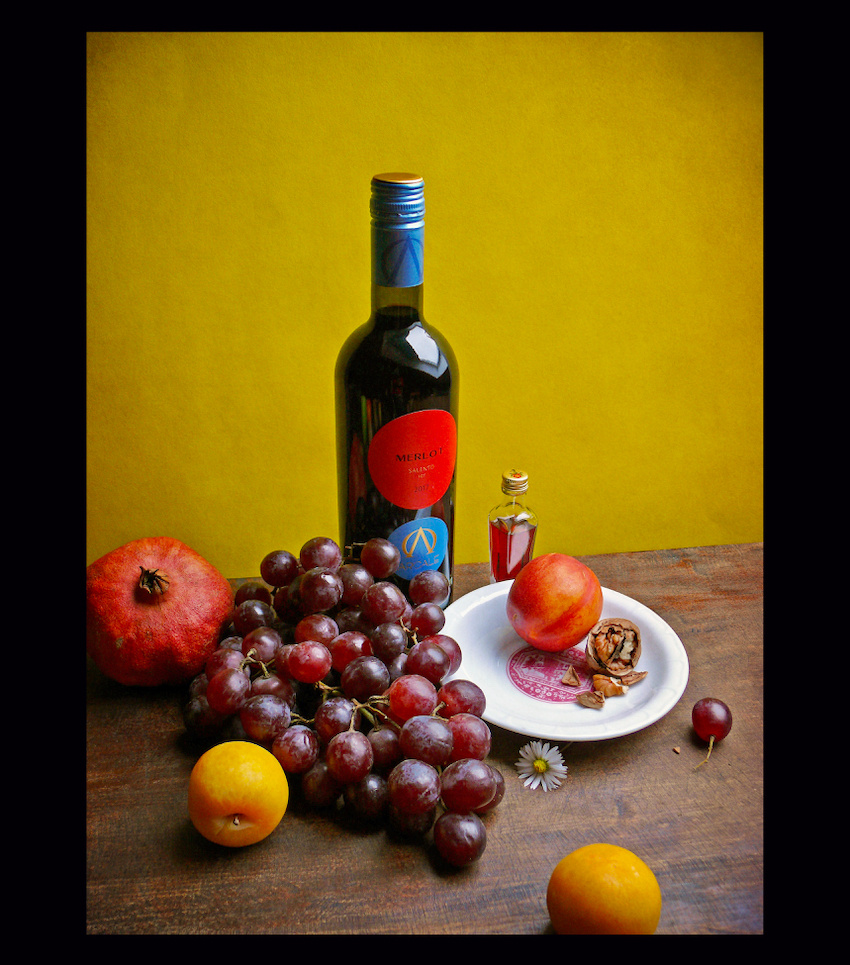 Тёплый натюрморт с бутылкой мерло "Salento" с вином желтый натюрморт красный виноград сливы вино гранат бутылка