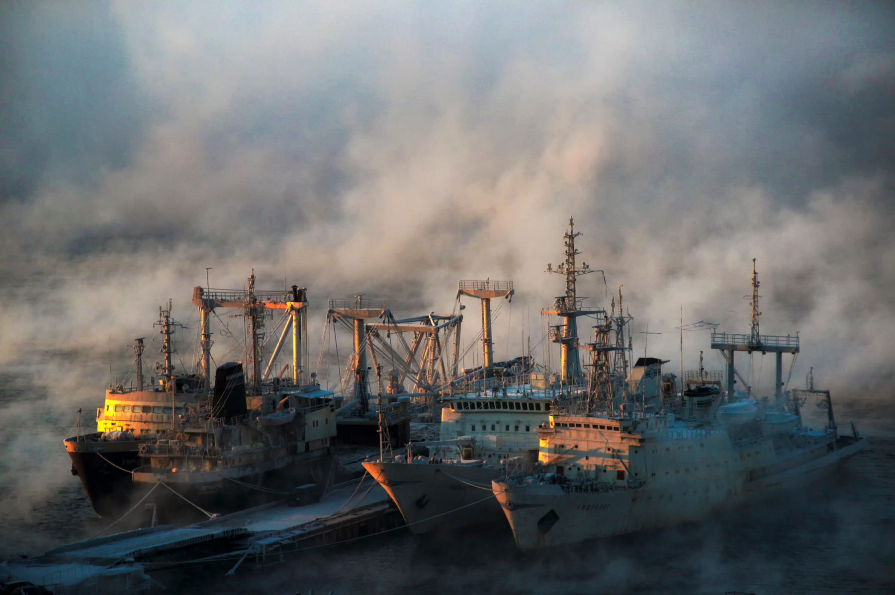 Спят корабли мурманск вечер зима север море залив туман небо свет корабли