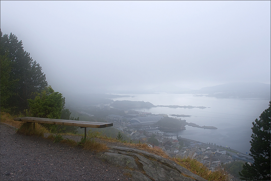 Подслеповатое утро норвегия алесунд гора аксла скамейка туман