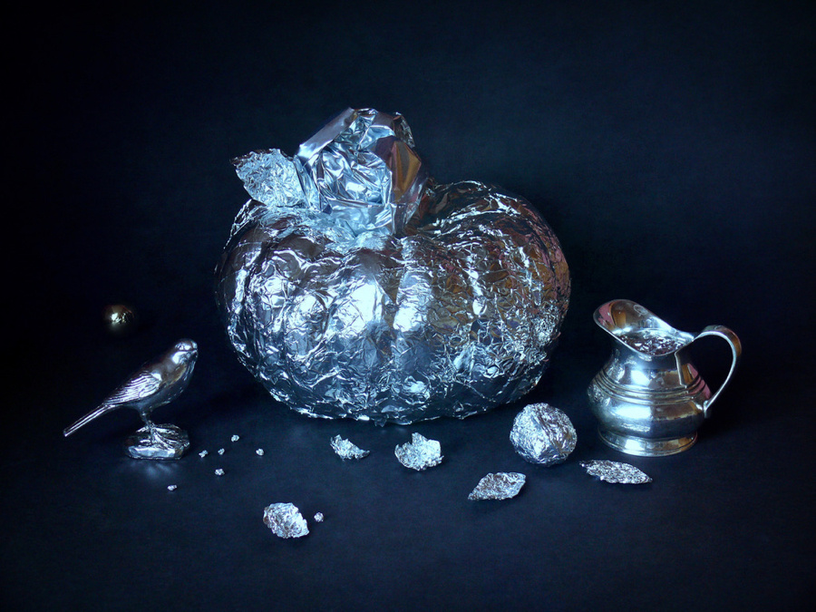 Серебряная сказка на ночь натюрморт с серебряными предметами птичка кувшин