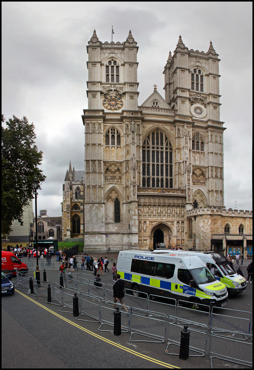 Лондон. Всё под охраной... Лондон столичная символика площади улочки автомобили полиция и пр